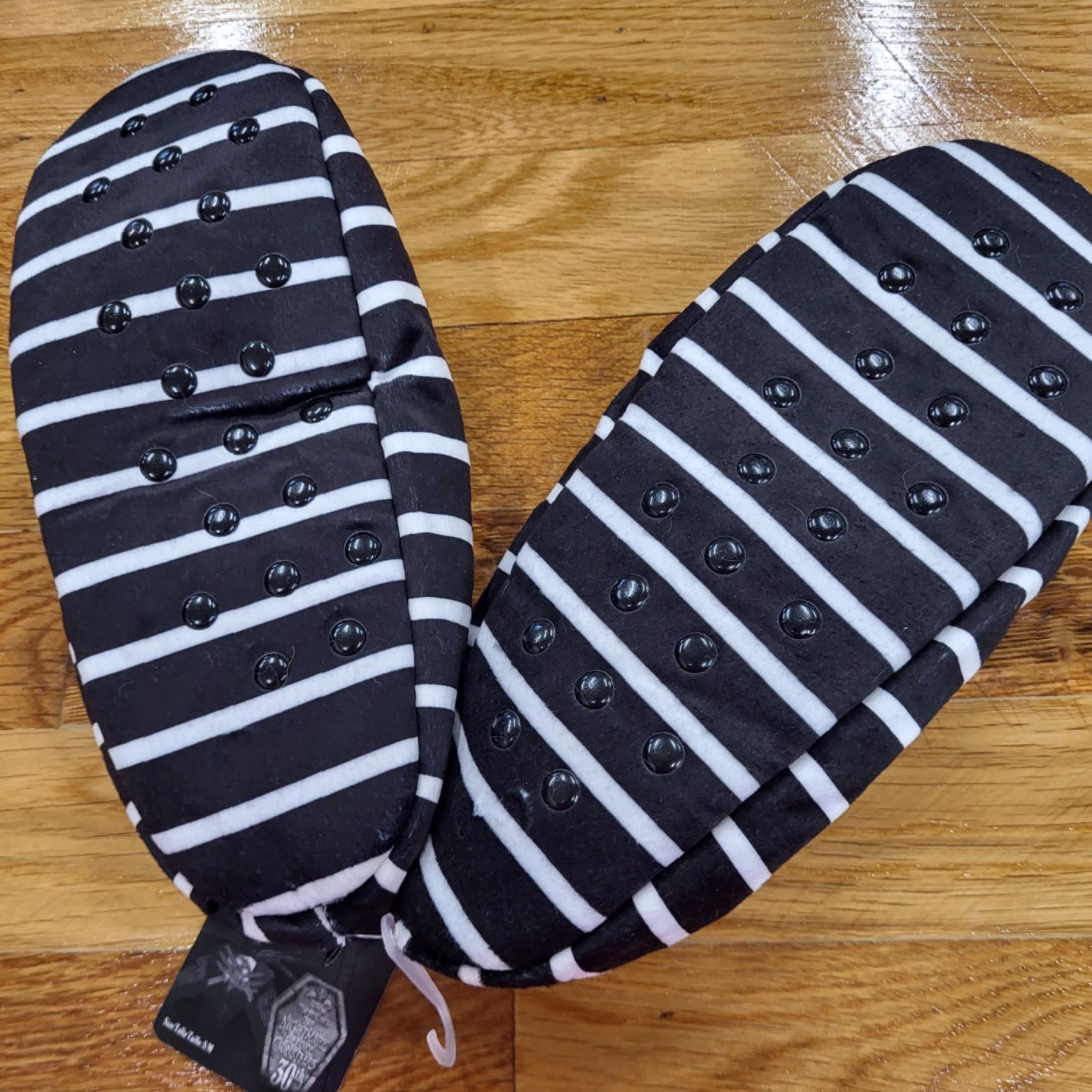 Disney VINTAGE? No — NWT Women's The Nightmare Before Christmas Fleece Slipper Socks w/Grippers S/M Disney Slipper Socks Men? Size S / US 4 / IT 40 - 3 Thumbnail