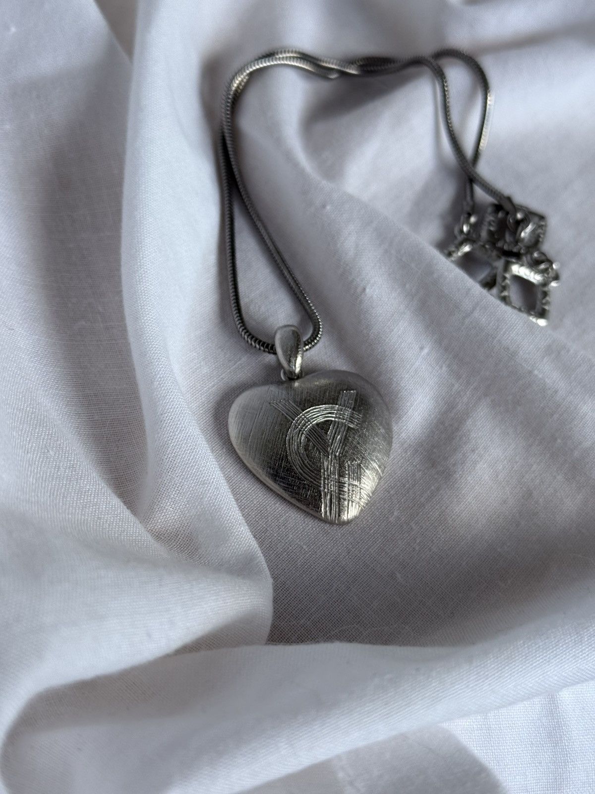 Yves Saint Laurent Yves Saint Laurent YSL Vintage Metal Heart Pendant Necklace Size ONE SIZE - 4 Thumbnail