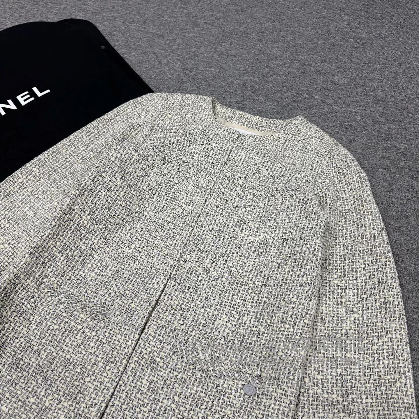 Chanel Chanel Off-white coarse woolen cardigan jacket, collarless Size S / US 4 / IT 40 - 4 Thumbnail