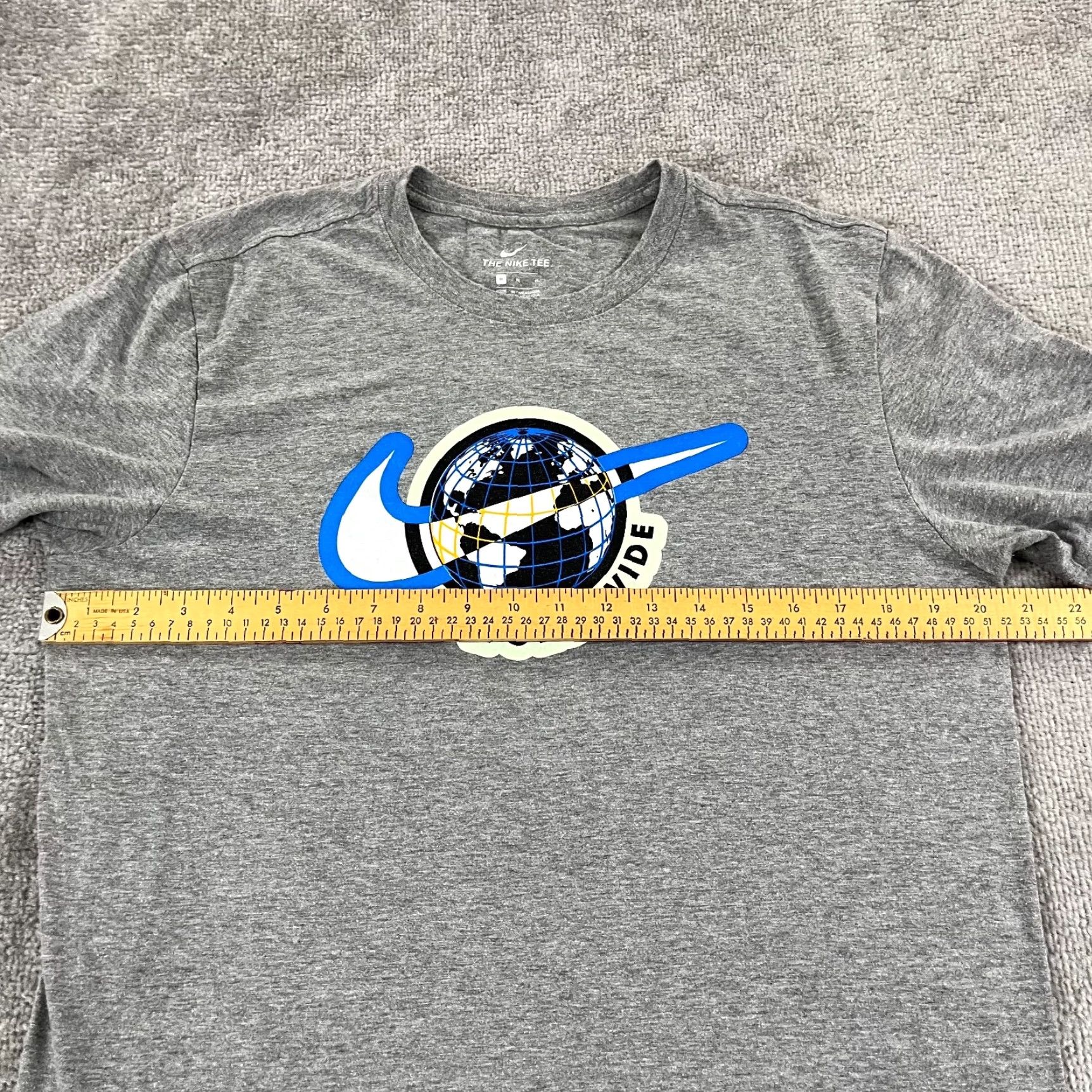 Nike NIKE Shirt Men Medium Gray Graphic WORLDWIDE Globe Swoosh Check Tee Short Sleeve Mens Shirt Gray Nike WorldWide Logo Graphic Tee Size US M / EU 48-50 / 2 - 5 Thumbnail