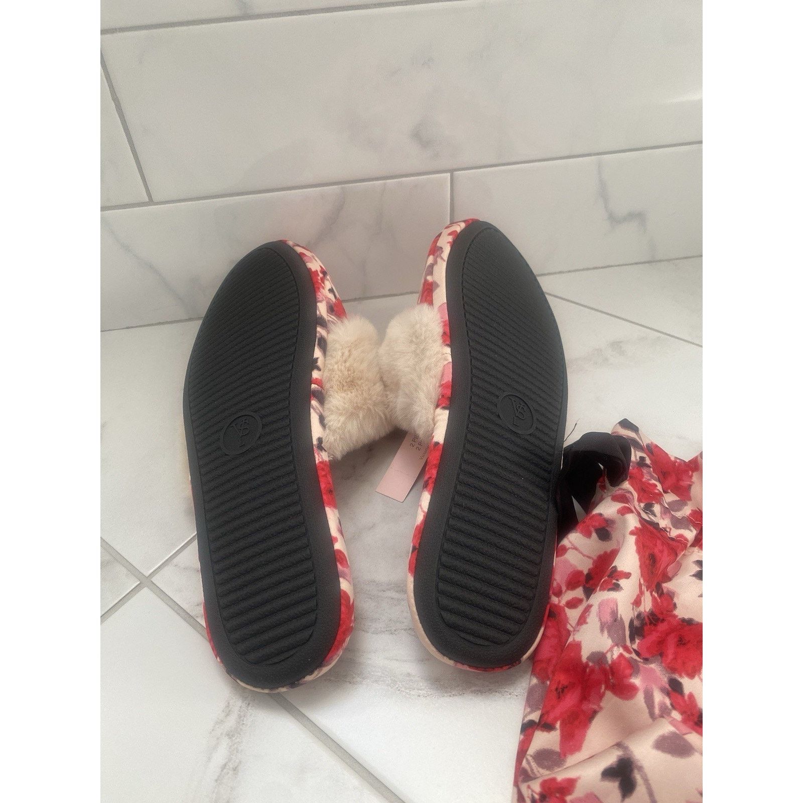 Victoria's Secret Victoria Secret women Slippers Sz Lg Roses NWT Size US 9 / IT 39 - 6 Thumbnail