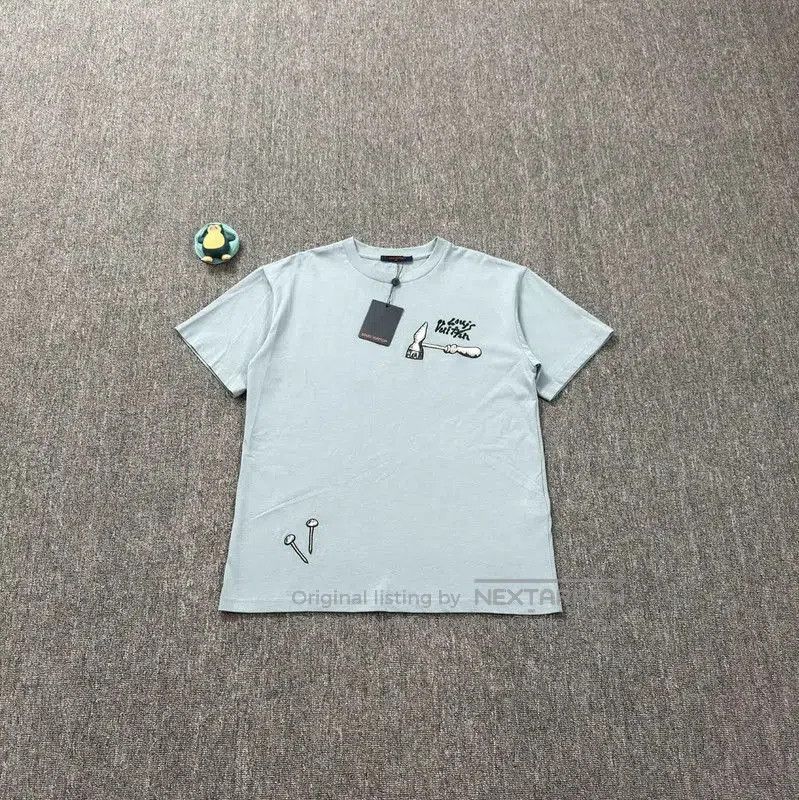 Louis Vuitton Louis Vuitton Men's XL Blue Graphic T-Shirt . Size US XL / EU 56 / 4 - 1 Thumbnail