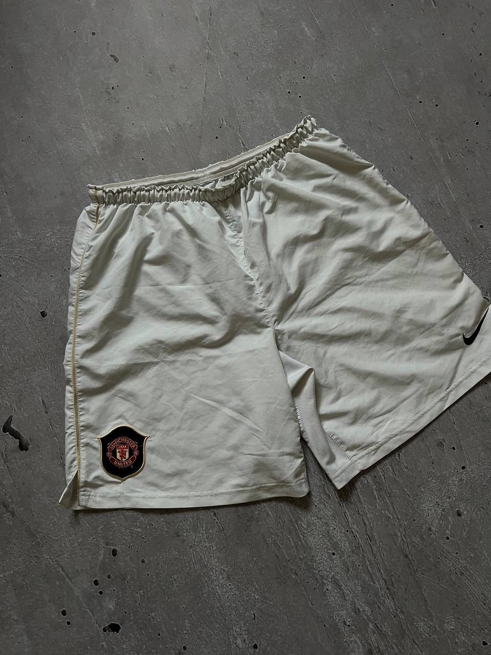 Nike Rare Shorts Vintage Nike Manchester United White Size S Size US 32 / EU 48 - 1 Thumbnail