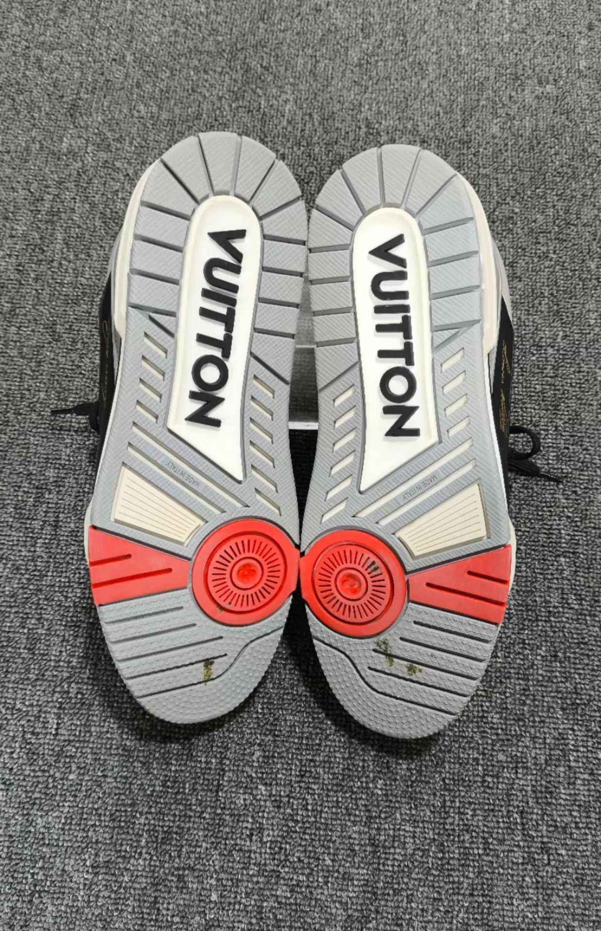 Louis Vuitton LV trainer worn once near new US 40 Size US 7 / EU 40 - 6 Thumbnail