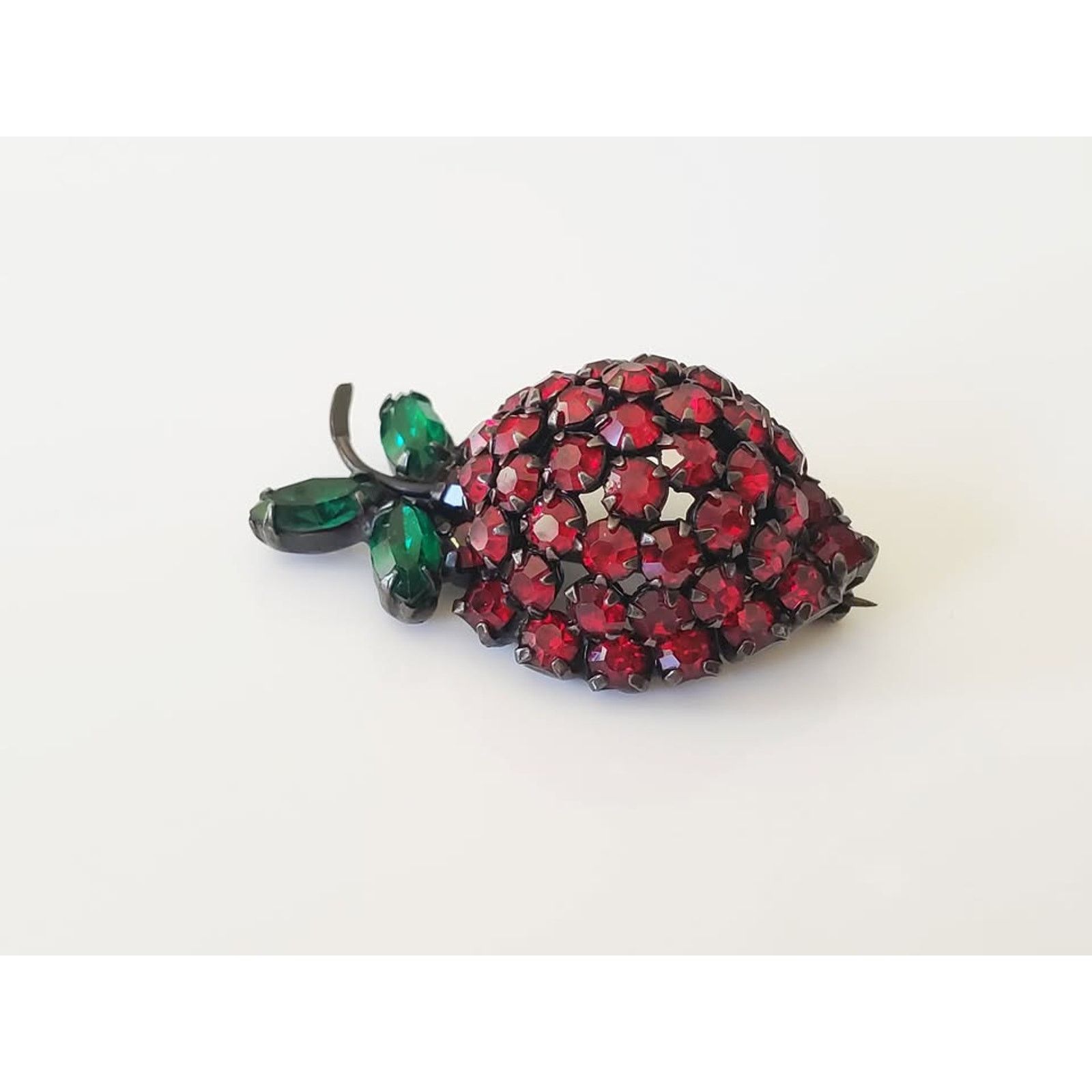 Other Vintage Warner Designer Strawberry Dome Brooch Size ONE SIZE - 1 Thumbnail