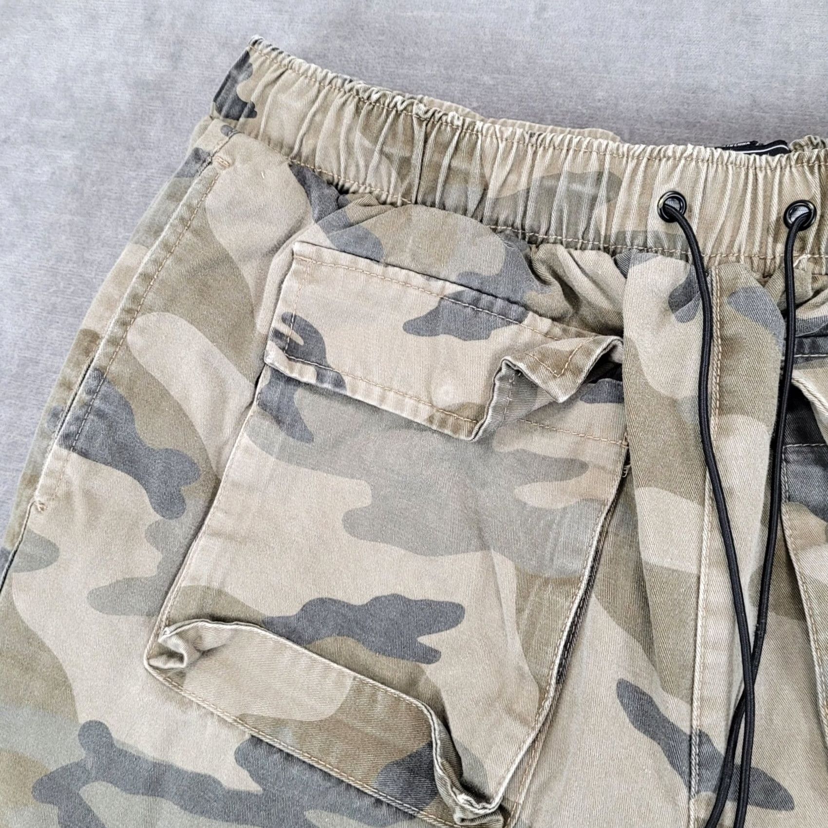 Forever 21 FOREVER 21 Men's Cargo Shorts Camo Elastic Waist Drawstring Large L Green Casual Size US 33 - 4 Thumbnail