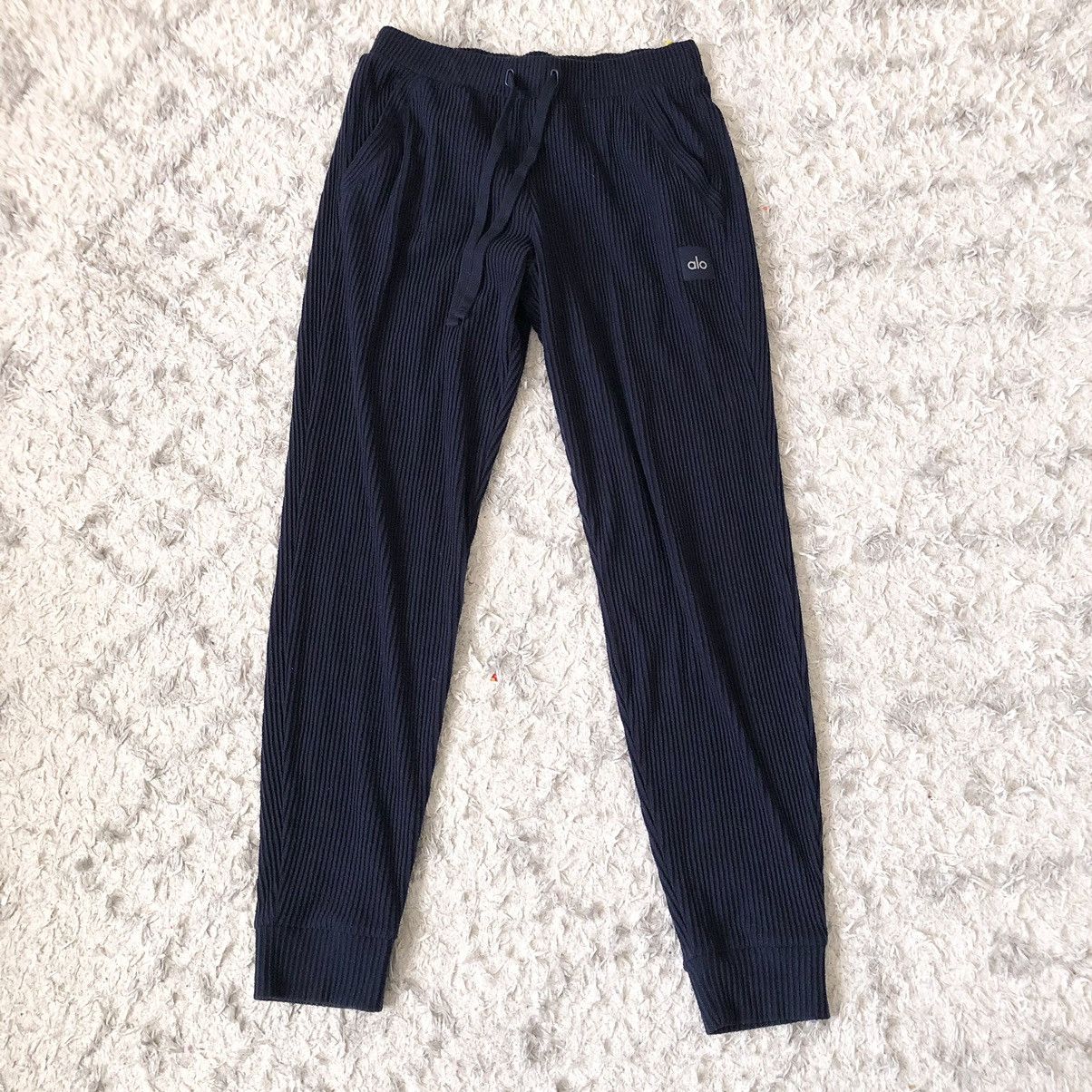 Alo Yoga Alo Yoga Muse Sweatpant Navy M Size 27" / US 4 / IT 40 - 1 Thumbnail
