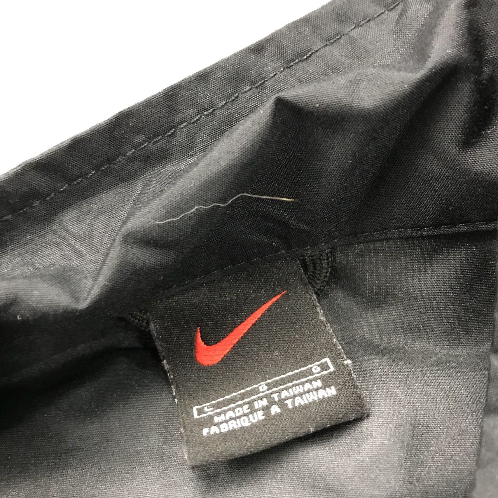 Nike VINTAGE Nike Jacket Mens Large Black White Full Zip Windbreaker Zip Nylon 90s Size US L / EU 52-54 / 3 - 4 Thumbnail
