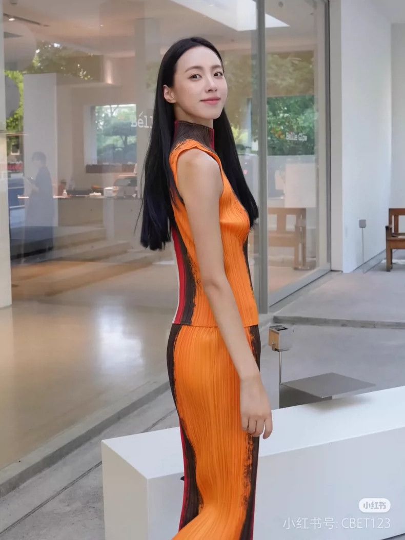 Issey Miyake Issey Miyake size:3 Orange-red color-blocked pleated skirt Size 22" - 8 Thumbnail