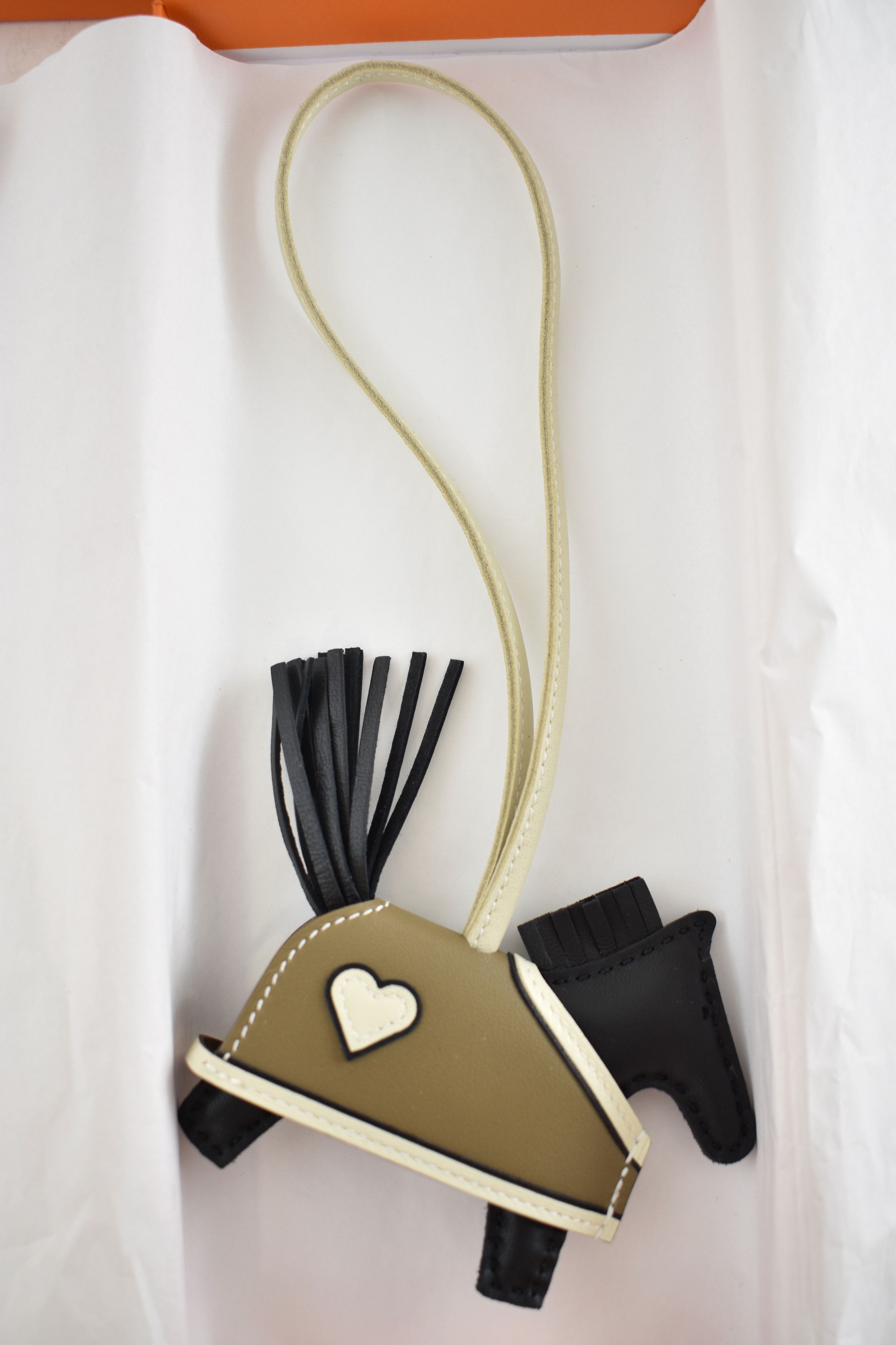 Hermes Horse Rodeo Robeo Coeur PM Heart Craie Etoupe Bag Charm Size ONE SIZE - 3 Thumbnail