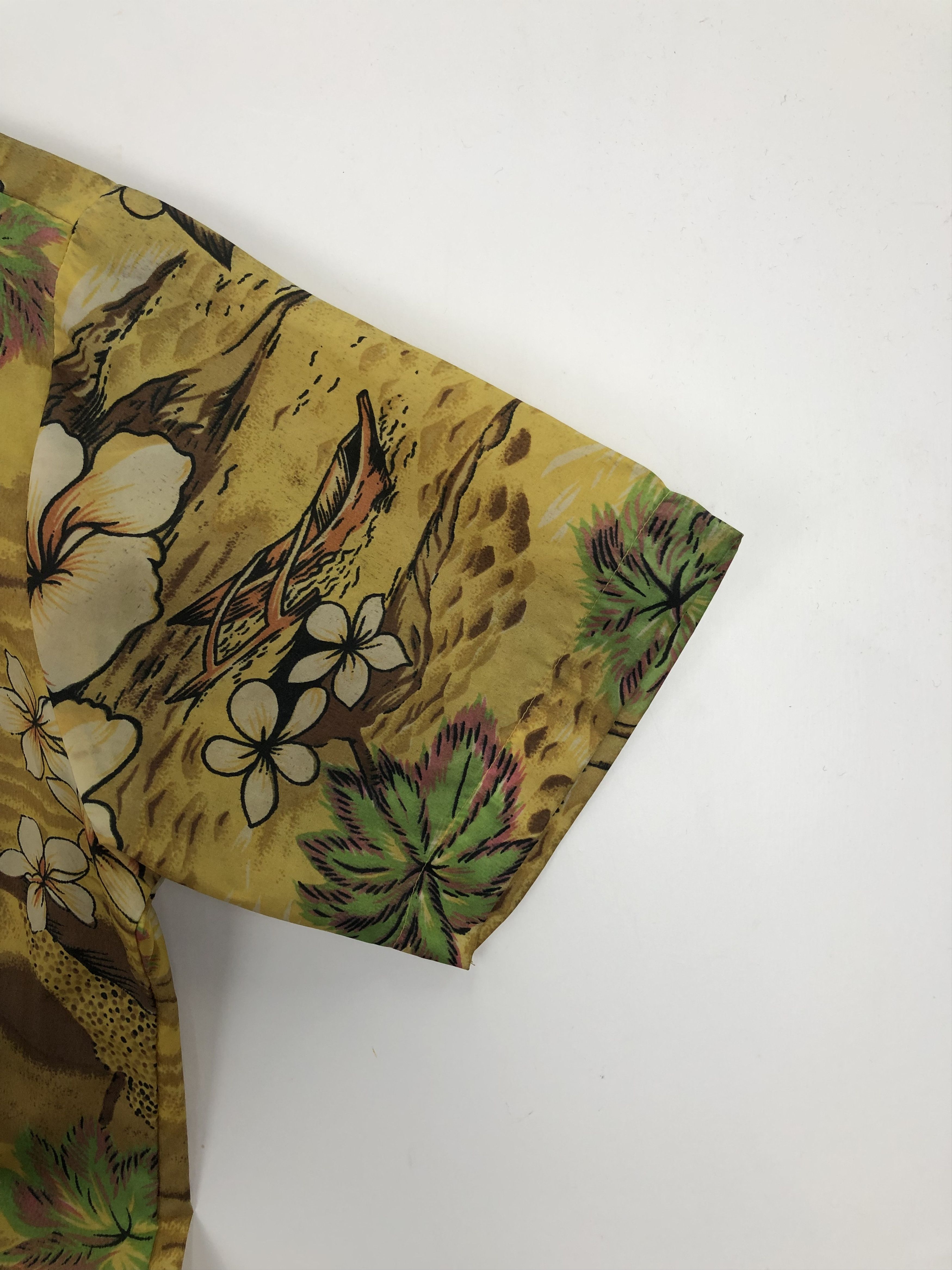 Vintage Vintage Waikiki Holiday Nylon Flower Motive TA0007 Size US S / EU 44-46 / 1 - 5 Thumbnail