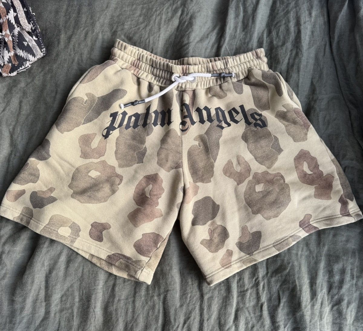 Palm Angels Palm Angels camouflage sweat shorts Size US 34 / EU 50 - 1 Thumbnail