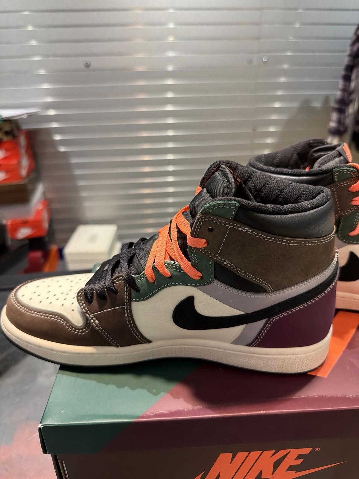 Jordan Brand Nike Air Jordan 1 Retro High OG Hand Crafted Shoes (8.5) Size US 8.5 / EU 41-42 - 6 Thumbnail