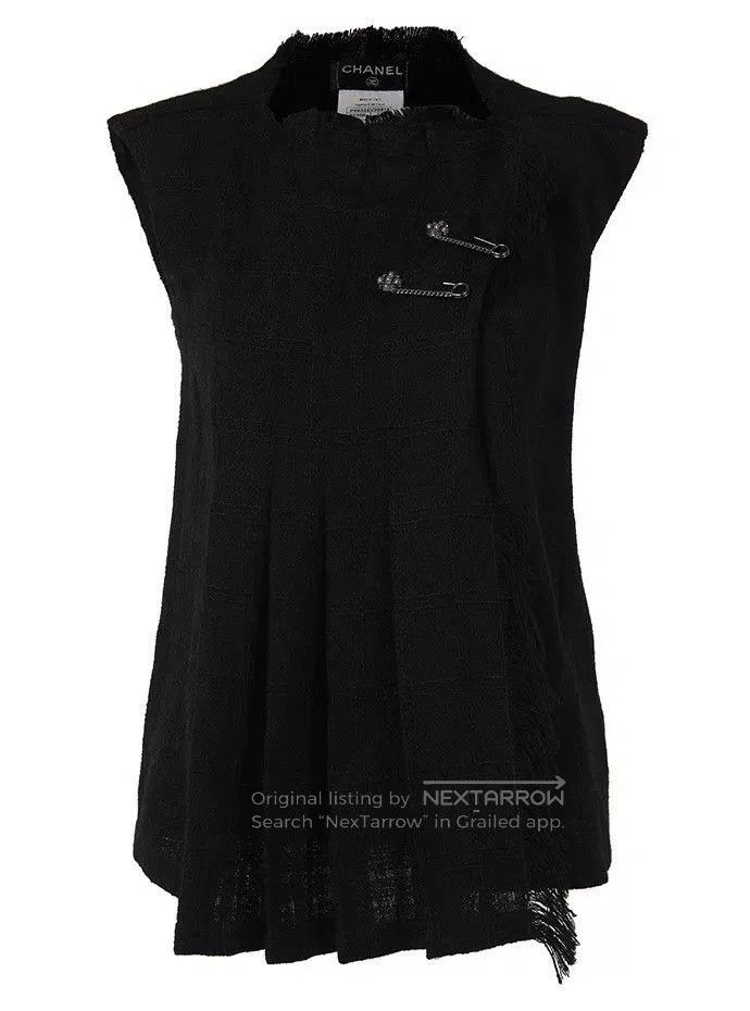 Chanel CHANEL Sleeveless Wool Coat with Brooch. Size XS / US 0-2 / IT 36-38 - 1 Thumbnail