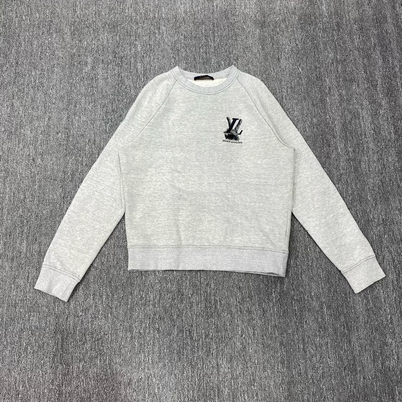 Louis Vuitton LV Gray Chest Gesture Logo Sweatshirt Size US M / EU 48-50 / 2 - 1 Thumbnail