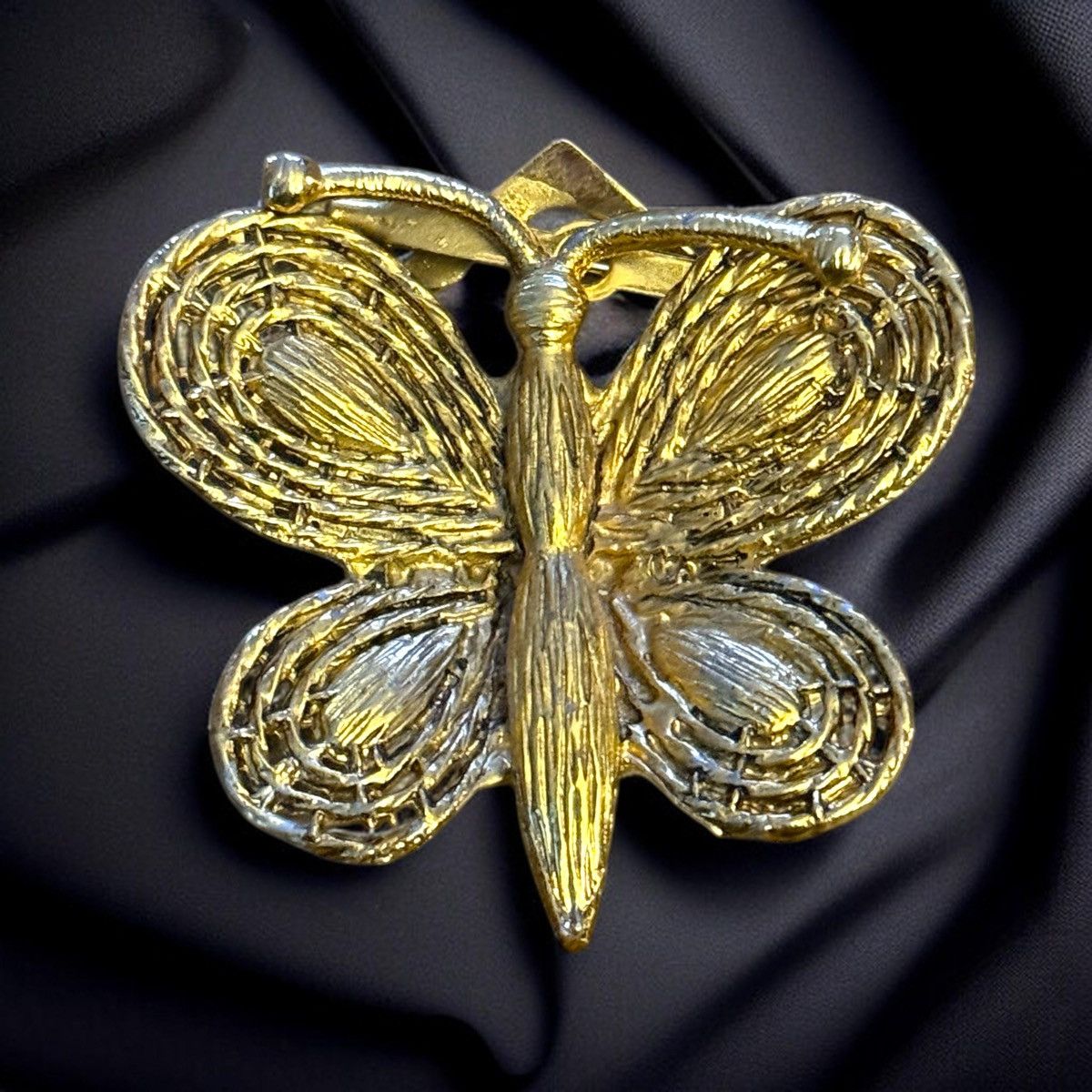 Vintage Vintage gold tone butterfly brooch/collar clip Size ONE SIZE - 1 Thumbnail