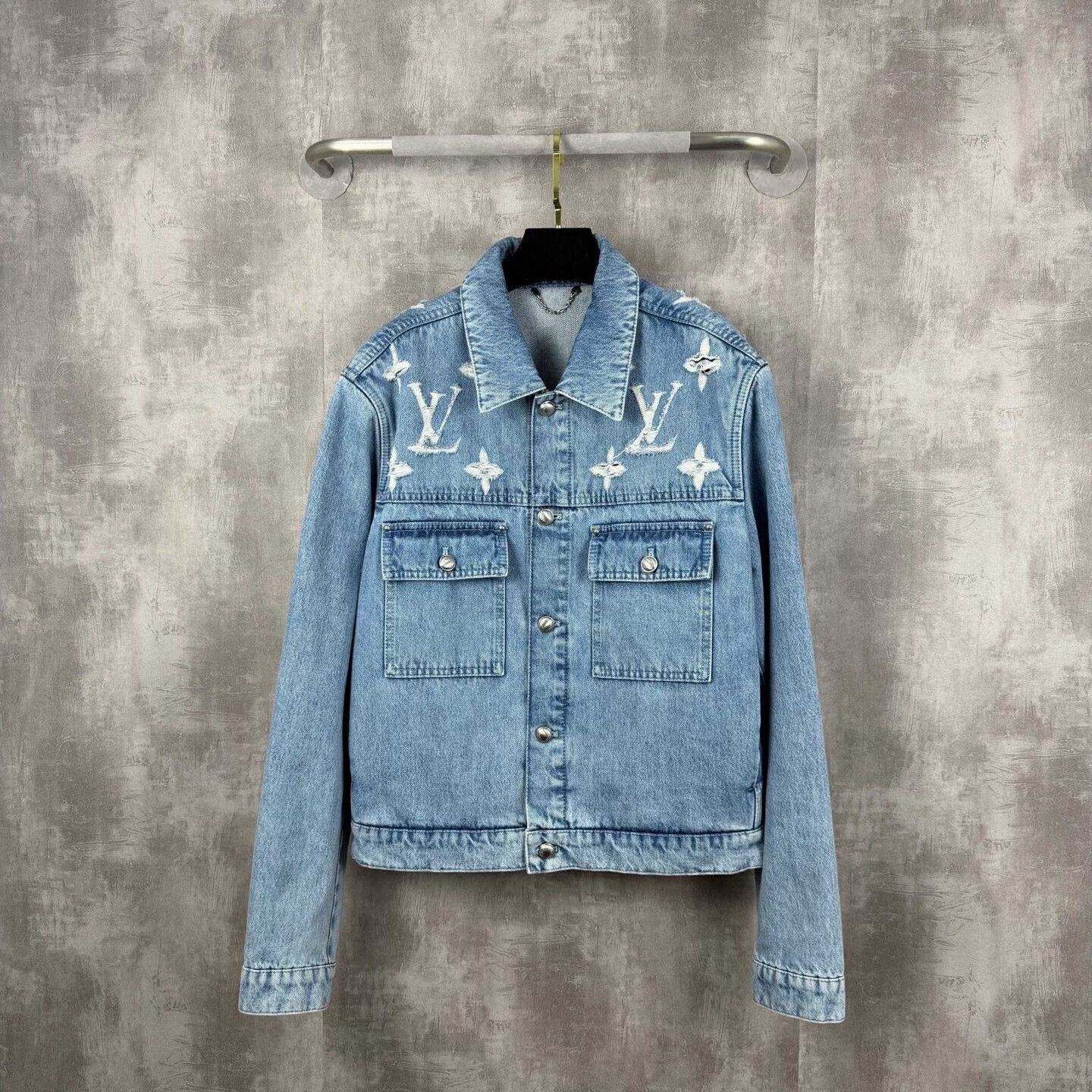 Louis Vuitton louis vuitton distressed logo denim jacket Size US L / EU 52-54 / 3 - 1 Thumbnail