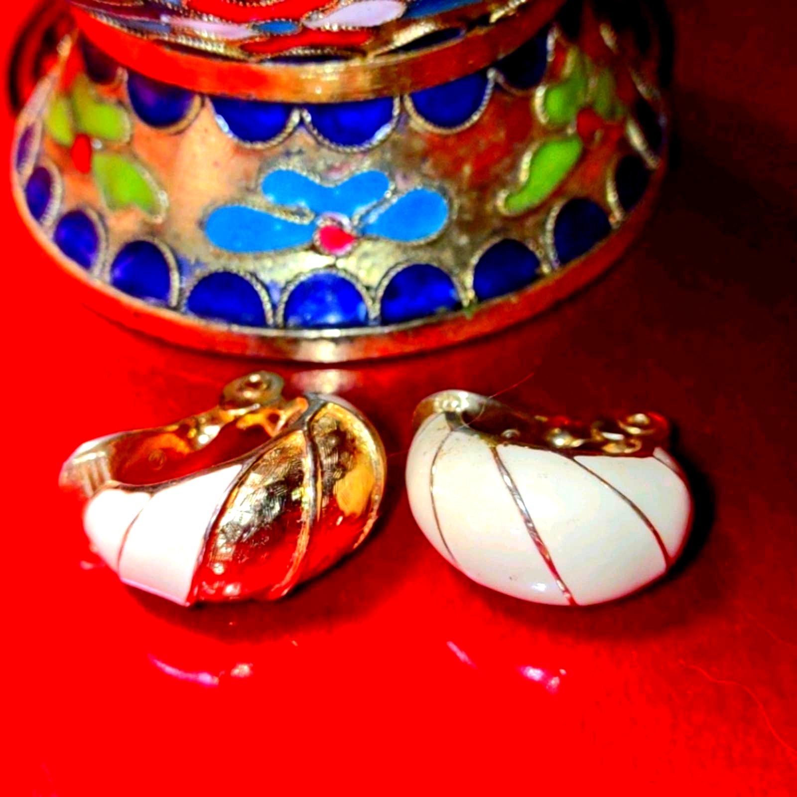 Monet Monet vintage white abstract earrings clip on Size ONE SIZE - 1 Preview