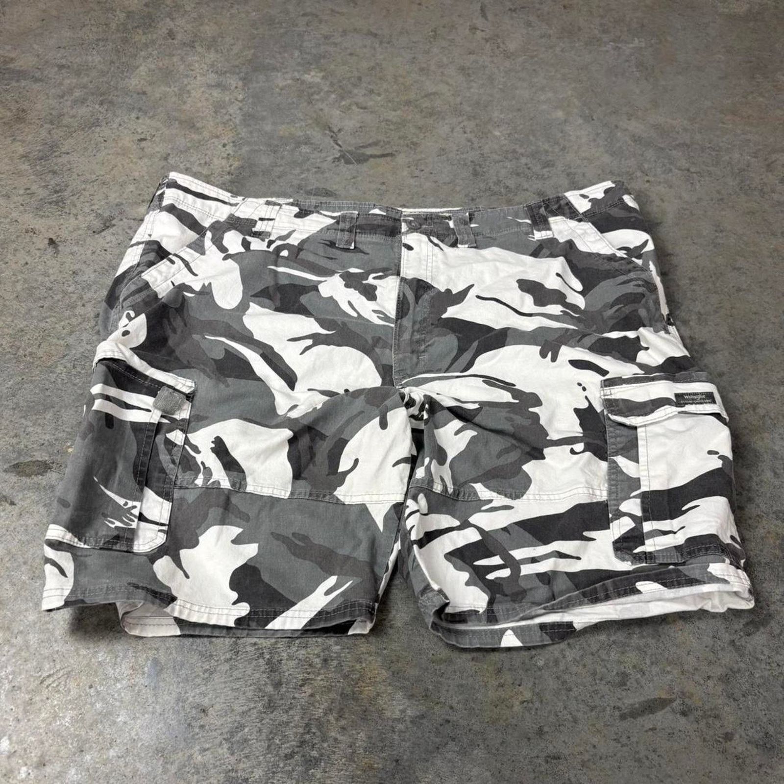 Vintage × Wrangler Y2K Baggy Camo Cargo Shorts Size US 44 / EU 60 - 1 Thumbnail