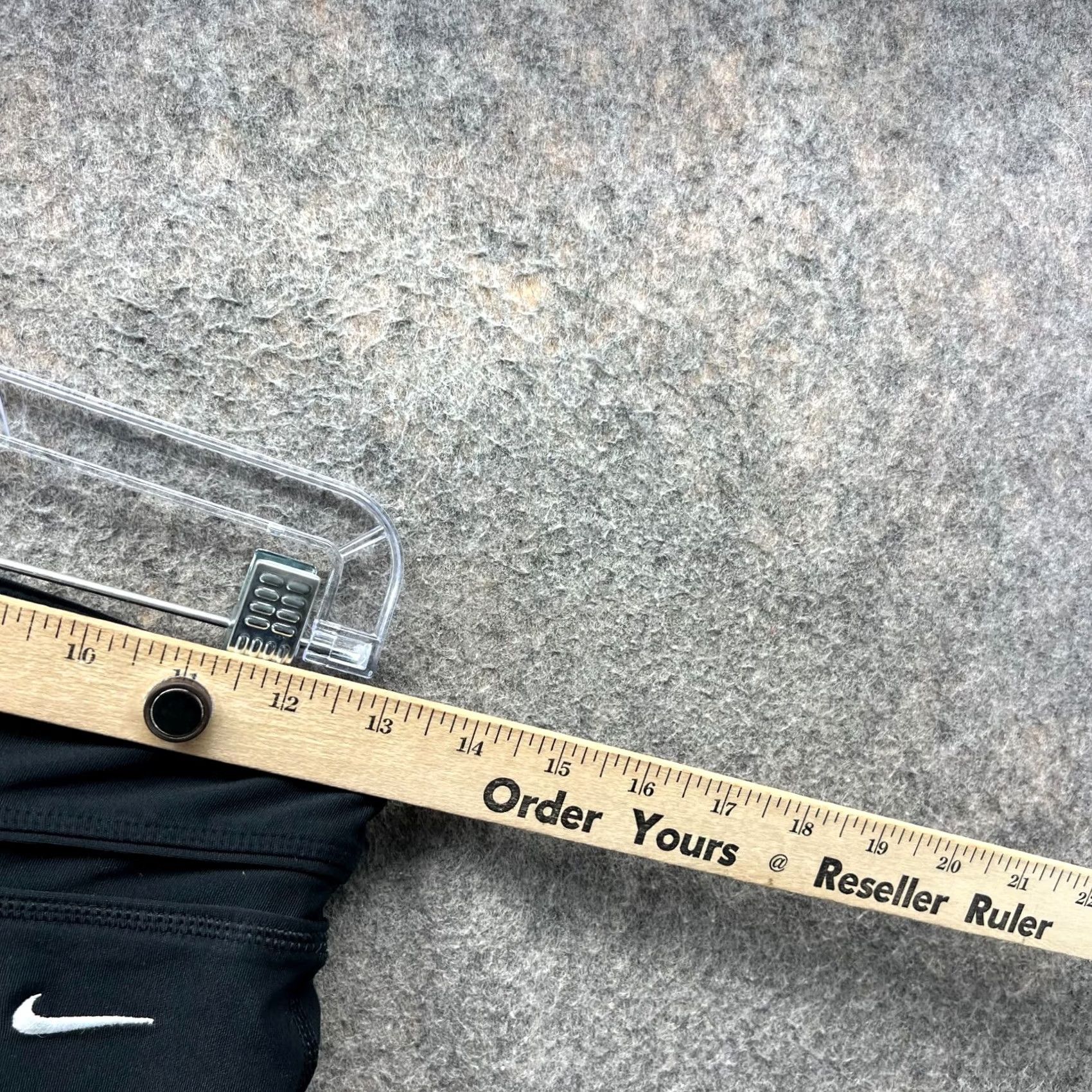 Nike Nike Pants Womens XS Black Athletic Dri Fit Cropped Leggings Swoosh Pockets Slim Inseam 16 Casual Womens XS Black Nike Pants Size 42" / US 20 - 4 Thumbnail