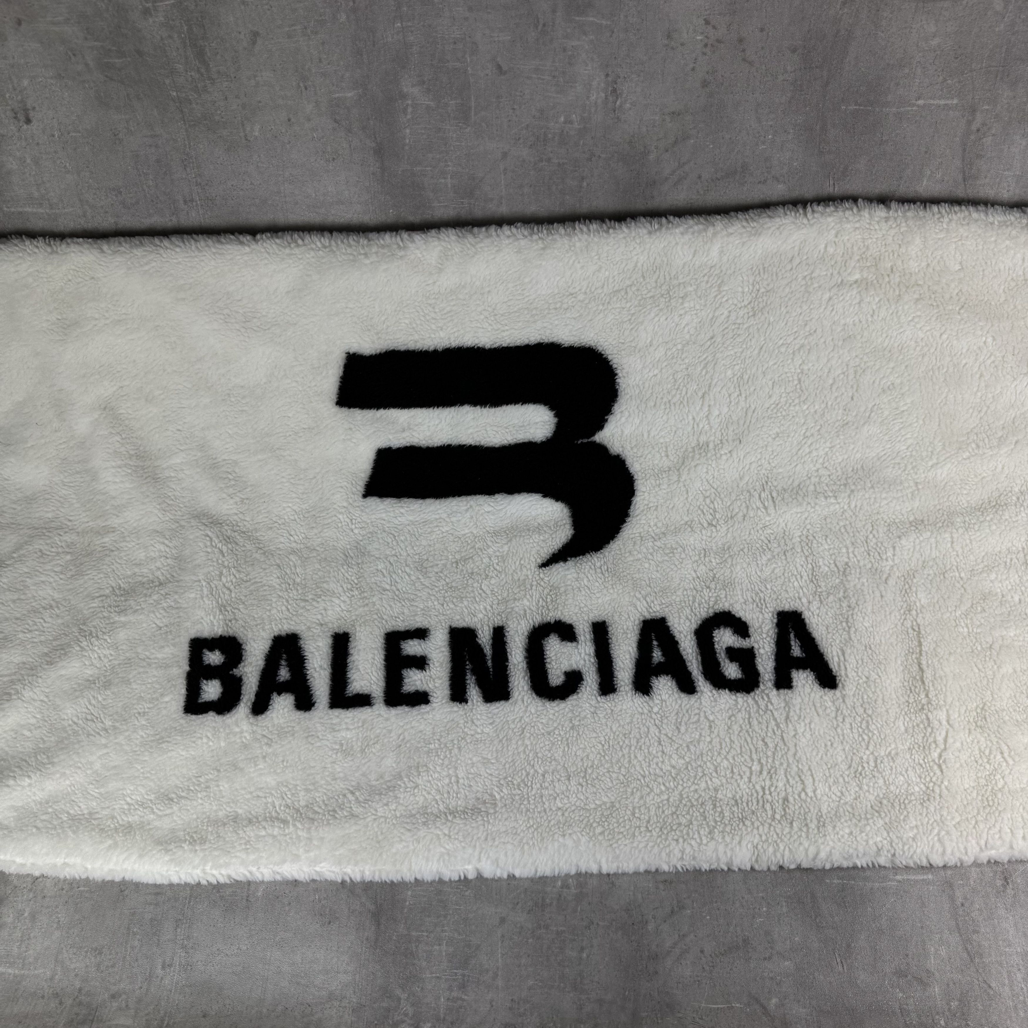 Balenciaga BALENCIAGA 3B Logo Soft Padded Blanket Size ONE SIZE - 5 Thumbnail