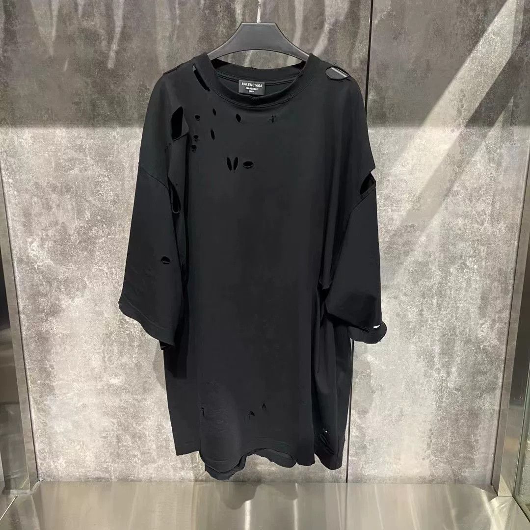 Balenciaga Balenciaga Distressed T-Shirt s Men Size US S / EU 44-46 / 1 - 1 Thumbnail