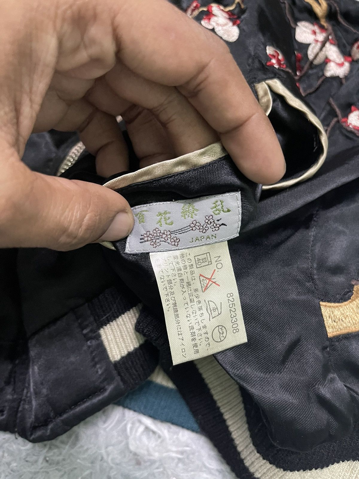 Toyo Enterprises VINTAGE SUKAJAN KOI FISH EMBROIDERED 💯 RAYON REVERSIBLE Size US L / EU 52-54 / 3 - 24 Thumbnail