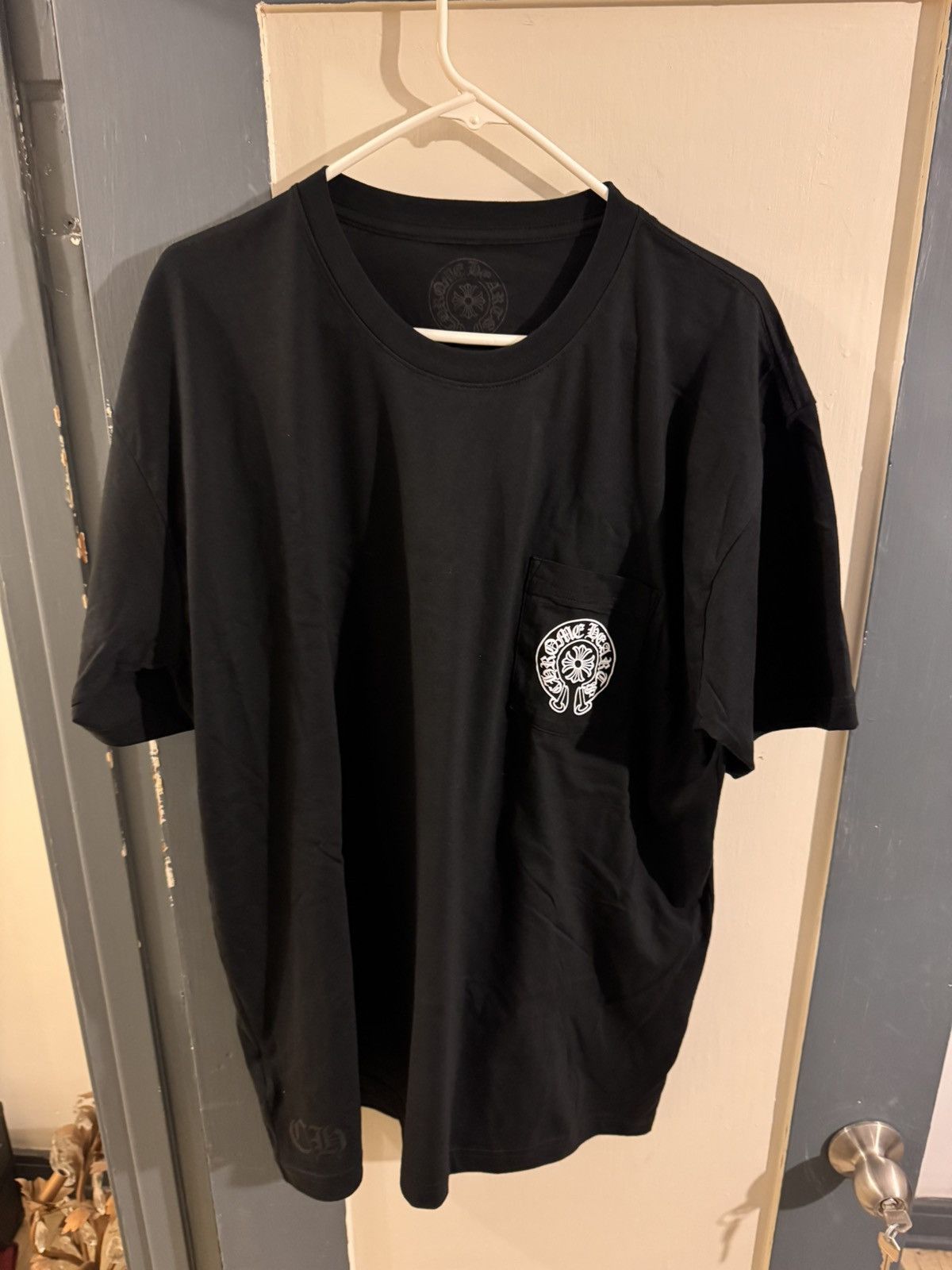 【Chrome Hearts】Las Vegas Exclusive Horseshoe Logo Pocket T Buy Chrome Hearts Las Vegas Exclusive Horseshoe Logo Pocket