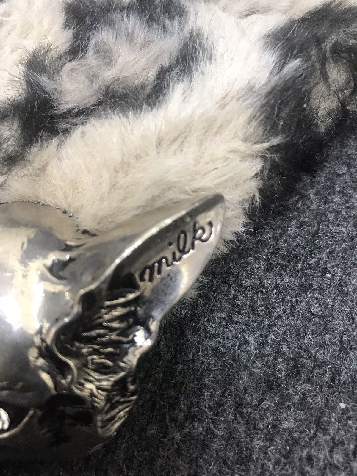 Designer × Japanese Brand Very Rare Archival MILK Faux Fur Scarf with Wolf Brooch Size ONE SIZE - 5 Thumbnail