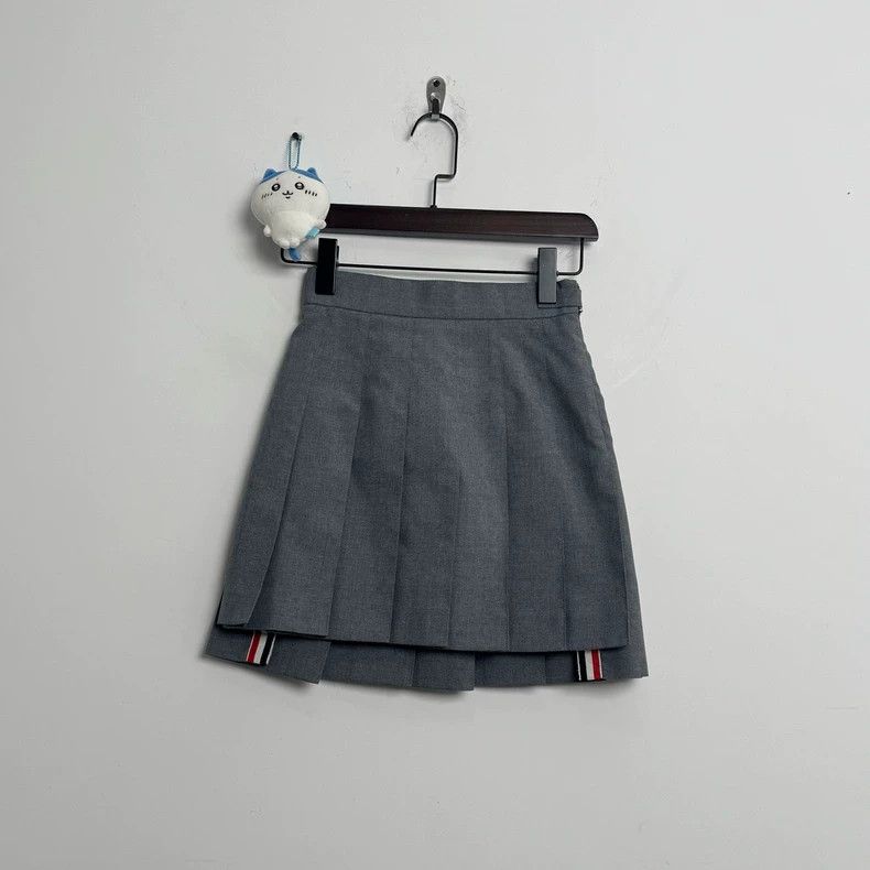 Thom Browne Thom Browne Gray striped pleated skirt 2503-Nextarrow Size 24" / US 00 / IT 34 - 1 Thumbnail