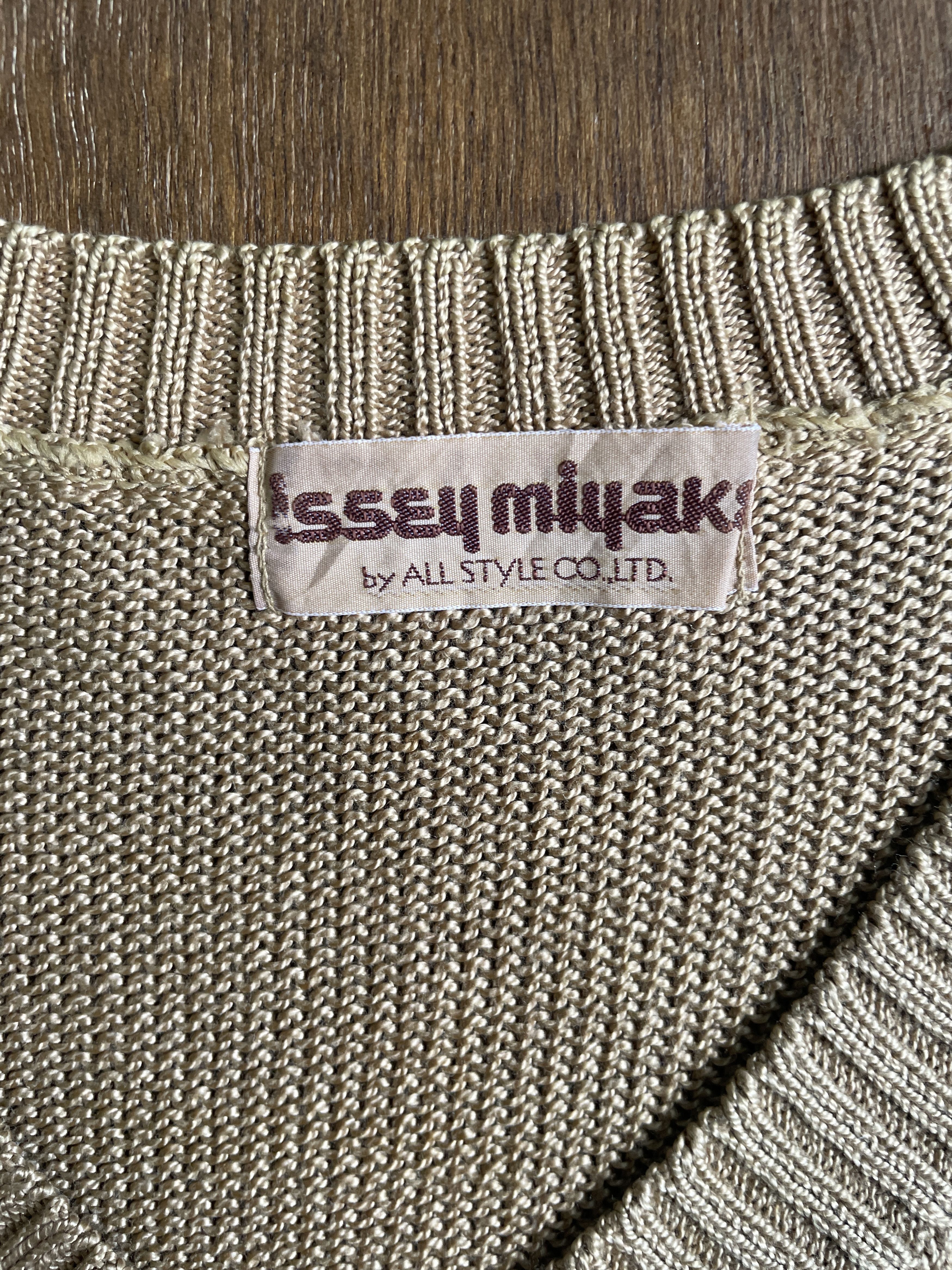 Issey Miyake ISSEY MIYAKE Knit Jumper - Sand/Beige V-Neck SweaterE Size M / US 6-8 / IT 42-44 - 3 Thumbnail