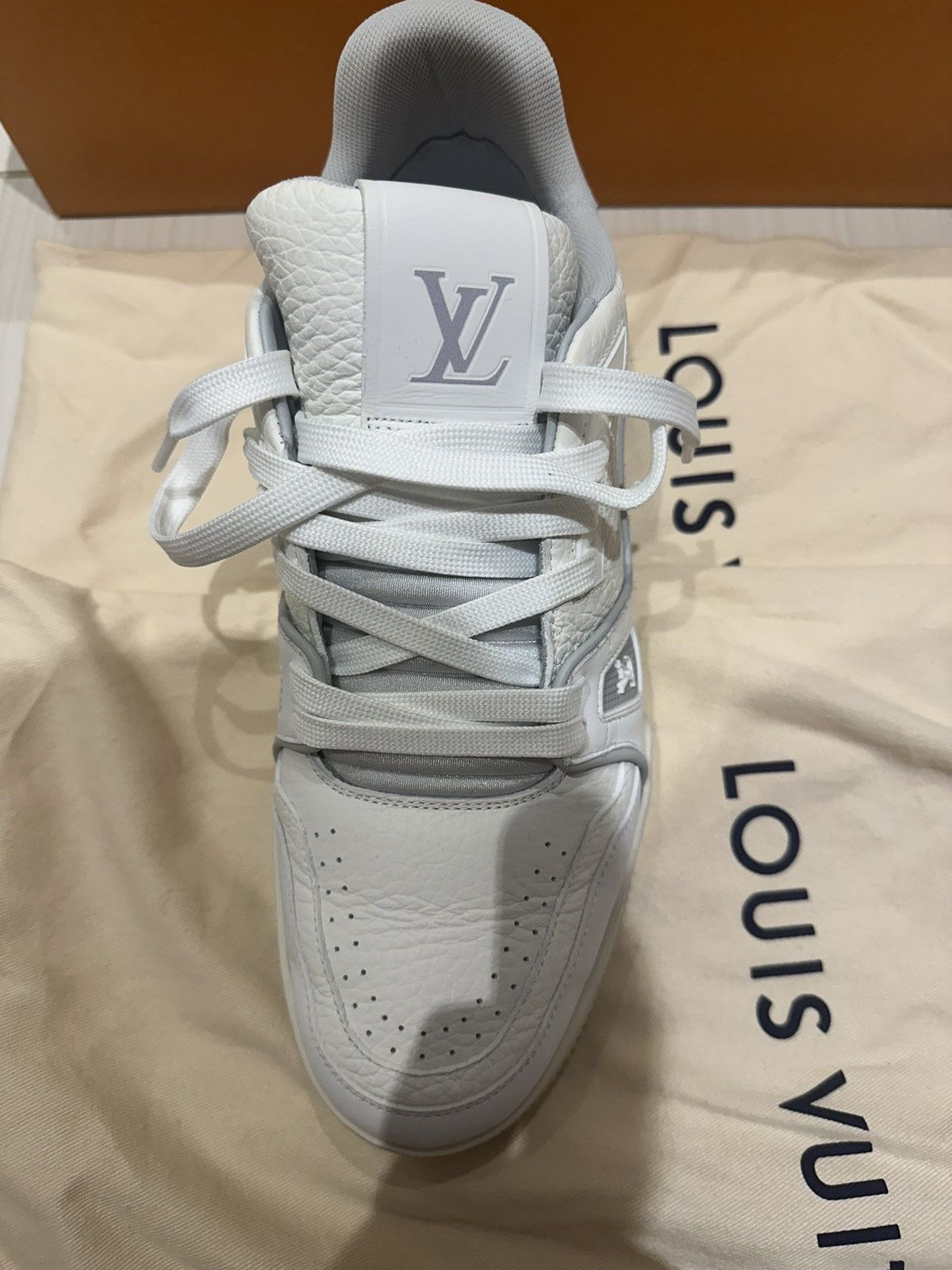 Louis Vuitton Louis Vuitton White & Grey ‘LV Sneaker’ Size US 7 / EU 40 - 11 Thumbnail