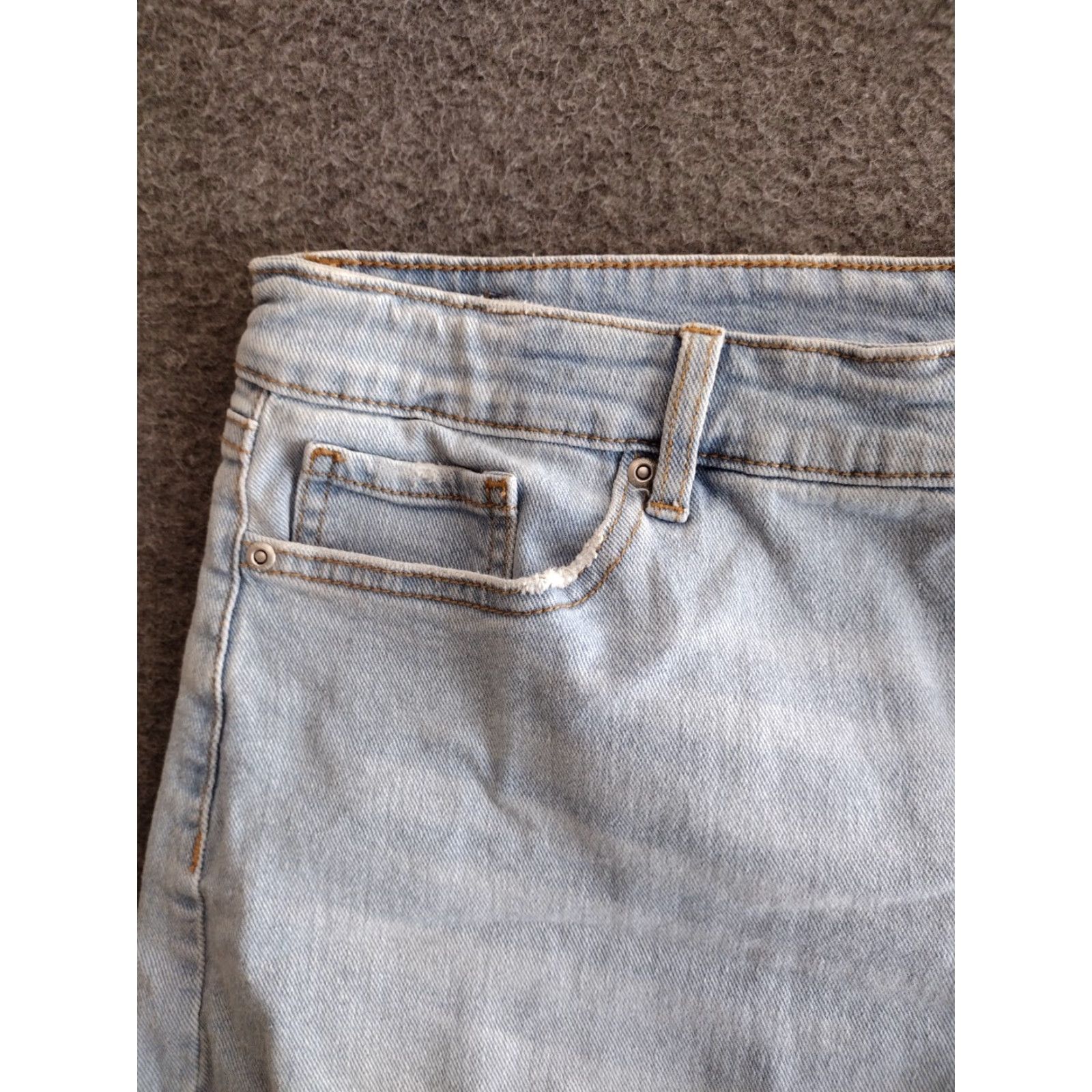 Vintage Sofia Vergara Jeans Lila Mid Rise HI-Low Hem Light Wash Denim Shorts 14 Women Size 36" / US 14 / IT 50 - 7 Thumbnail