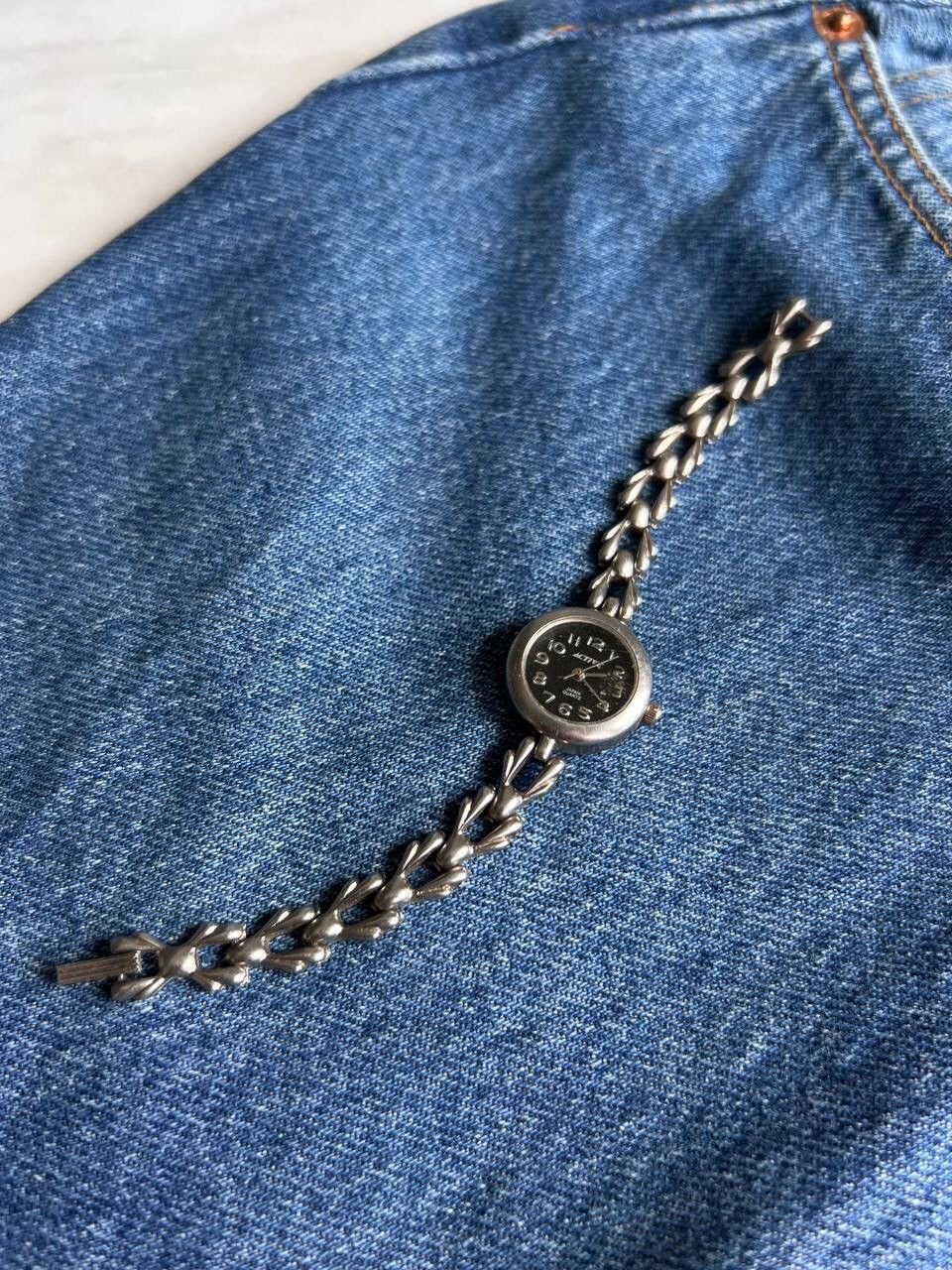 Japanese Brand × Vintage Vintage Black Logo Japanese style futuristic Form Watch Size ONE SIZE - 3 Thumbnail