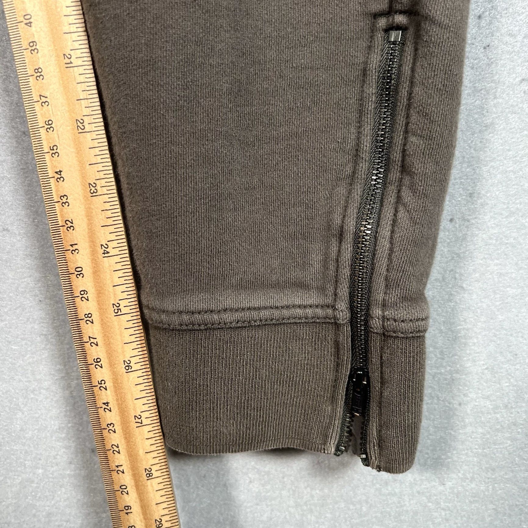 Uniqlo VINTAGE Uniqlo Lemaire Jogger Sweatpants Adult Medium Brown Ankle Zip Mens Sweatpants 90s/2000s Style Gender: Mens Size US 31 - 4 Thumbnail