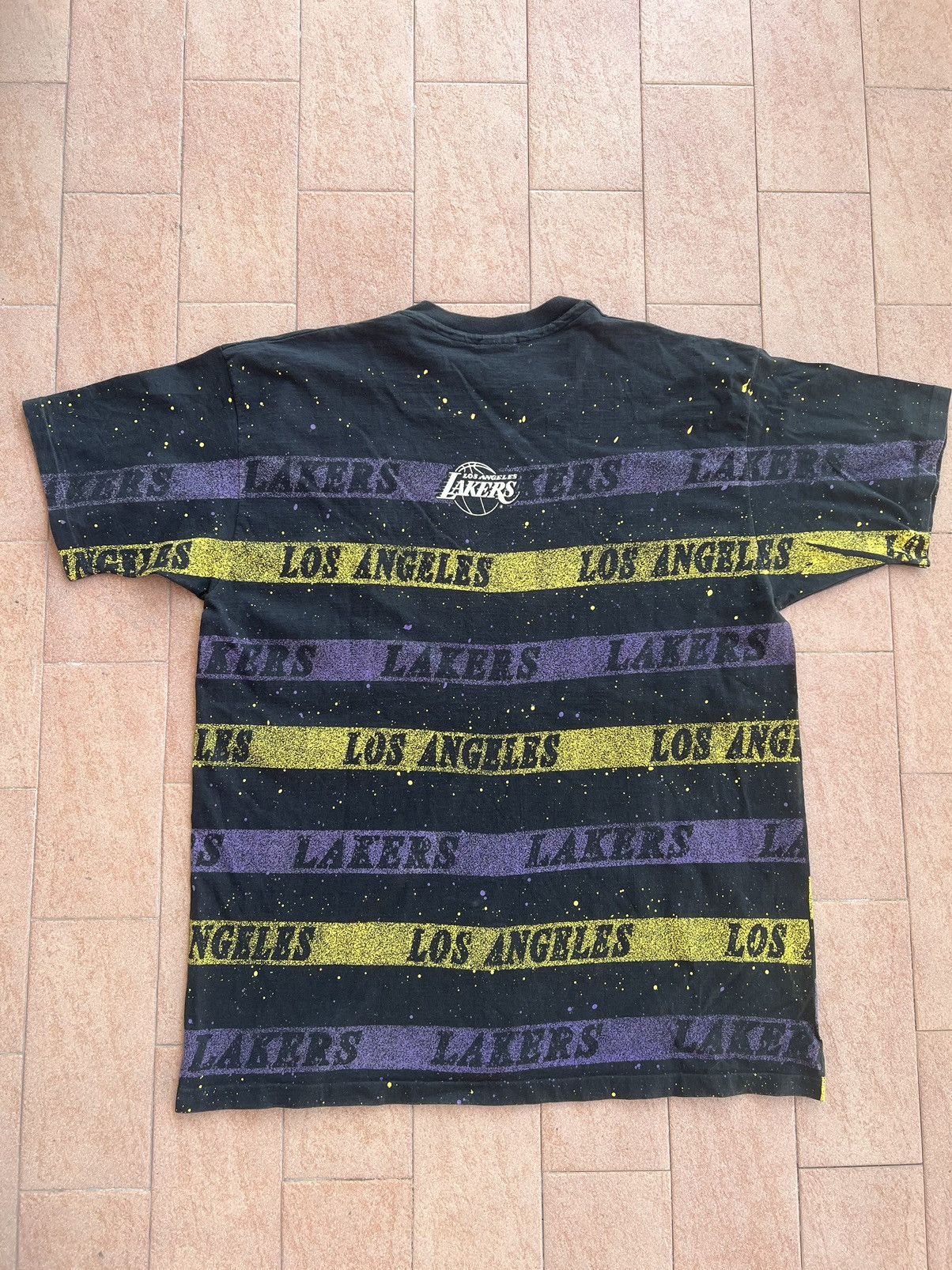 NBA × Vintage VTG 90s NBA Los Angeles Lakers ALL OVER PRINT AOP T-SHIRT Size US XL / EU 56 / 4 - 2 Thumbnail