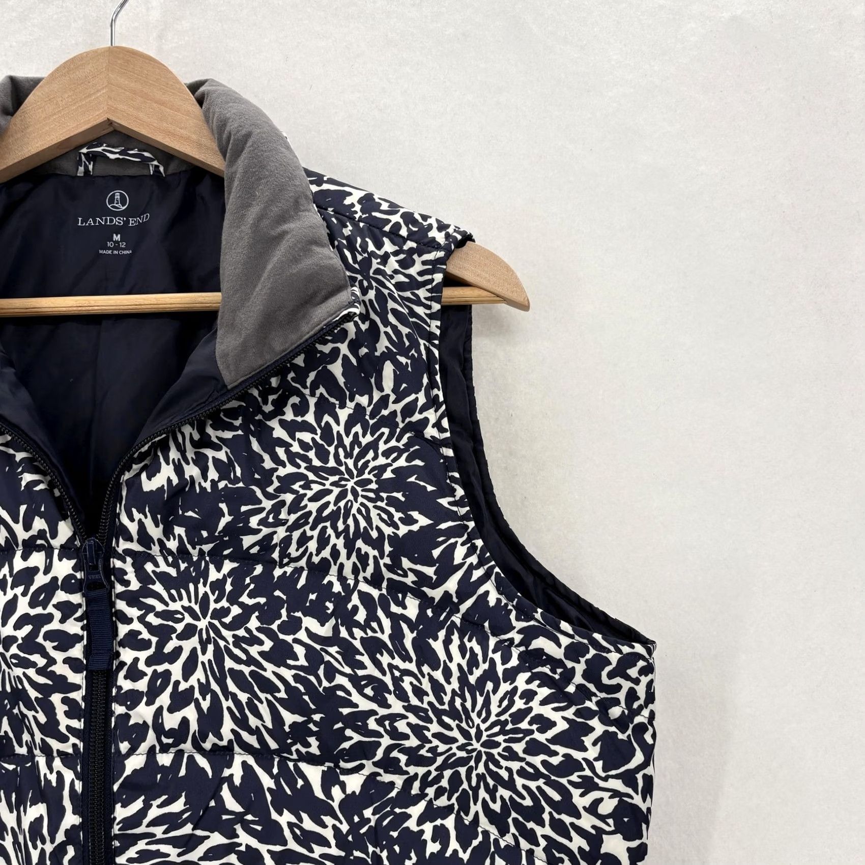 Lands' End Lands' End Quilted Down Vest Womens Medium Blue Floral Zip Puffer Winter Warm Size M / US 6-8 / IT 42-44 - 2 Thumbnail
