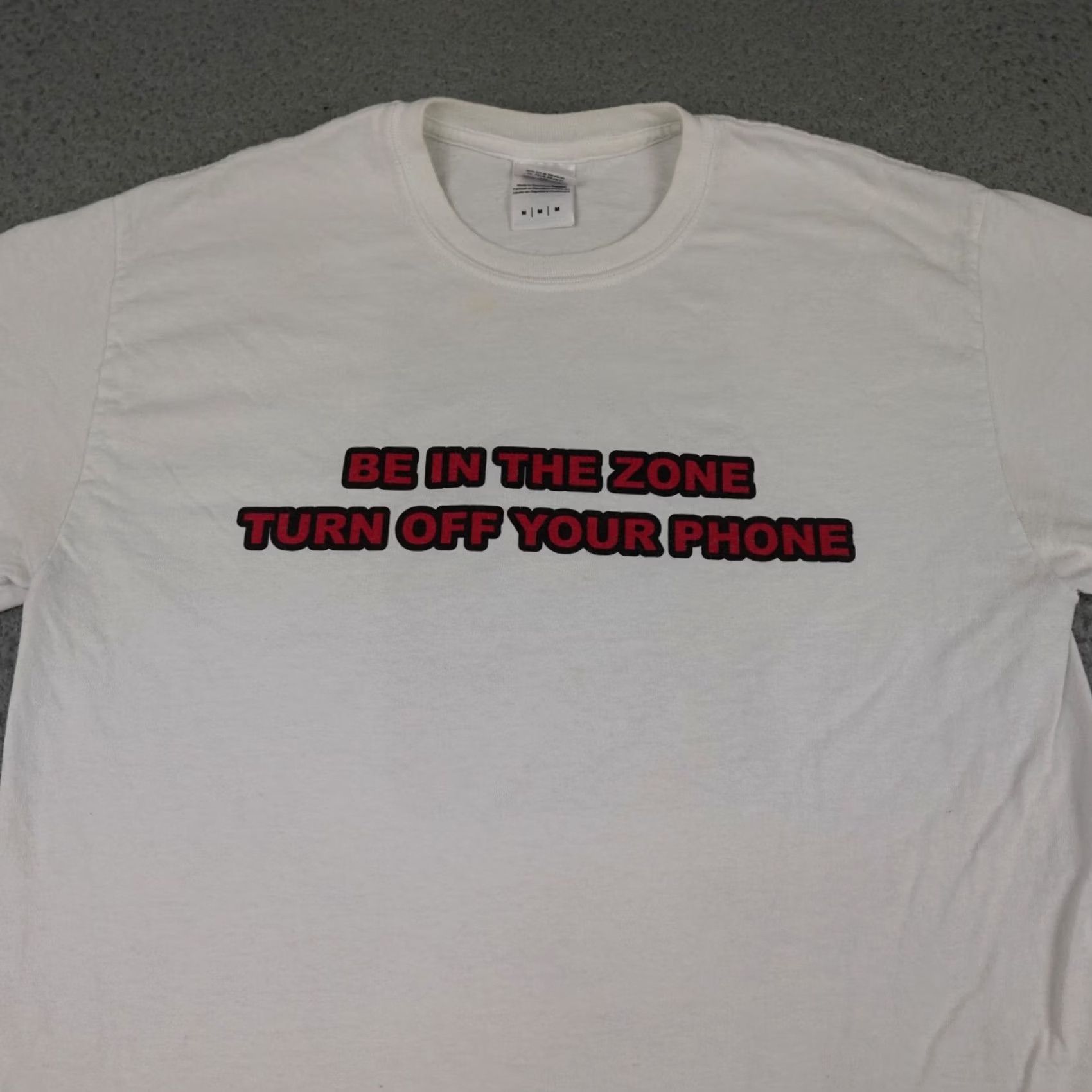 Gildan VINTAGE Be In The Zone Shirt Mens Medium White Traffic Drive Size US M / EU 48-50 / 2 - 4 Thumbnail