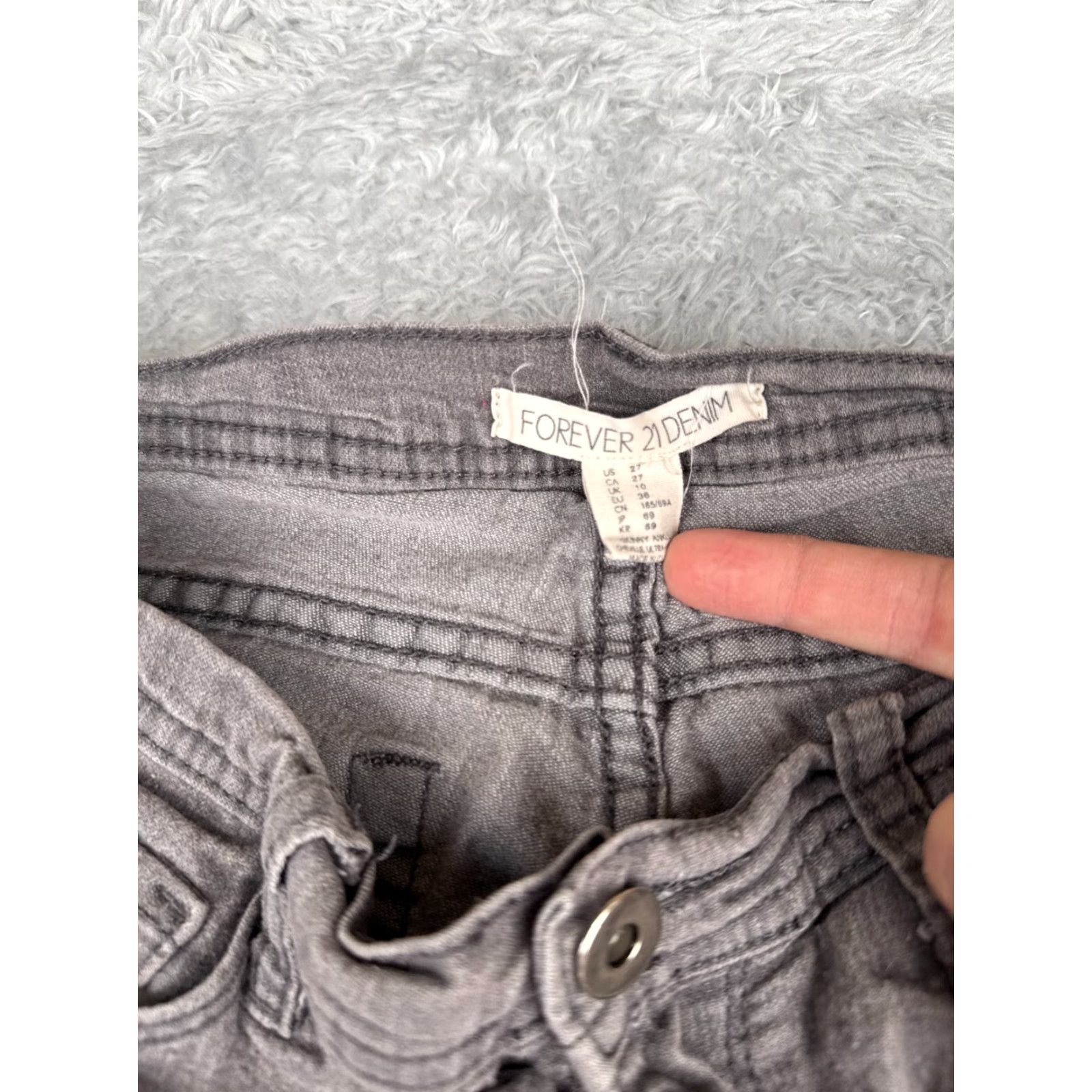 Forever 21 FOREVER 21 Jeans Womens 27 Gray Denim Tapered Cotton Blend Low Rise 27x26 Distressed 5-Pocket Design Regular Inseam 26 in Mens? Size 27" / US 4 / IT 40 - 6 Thumbnail