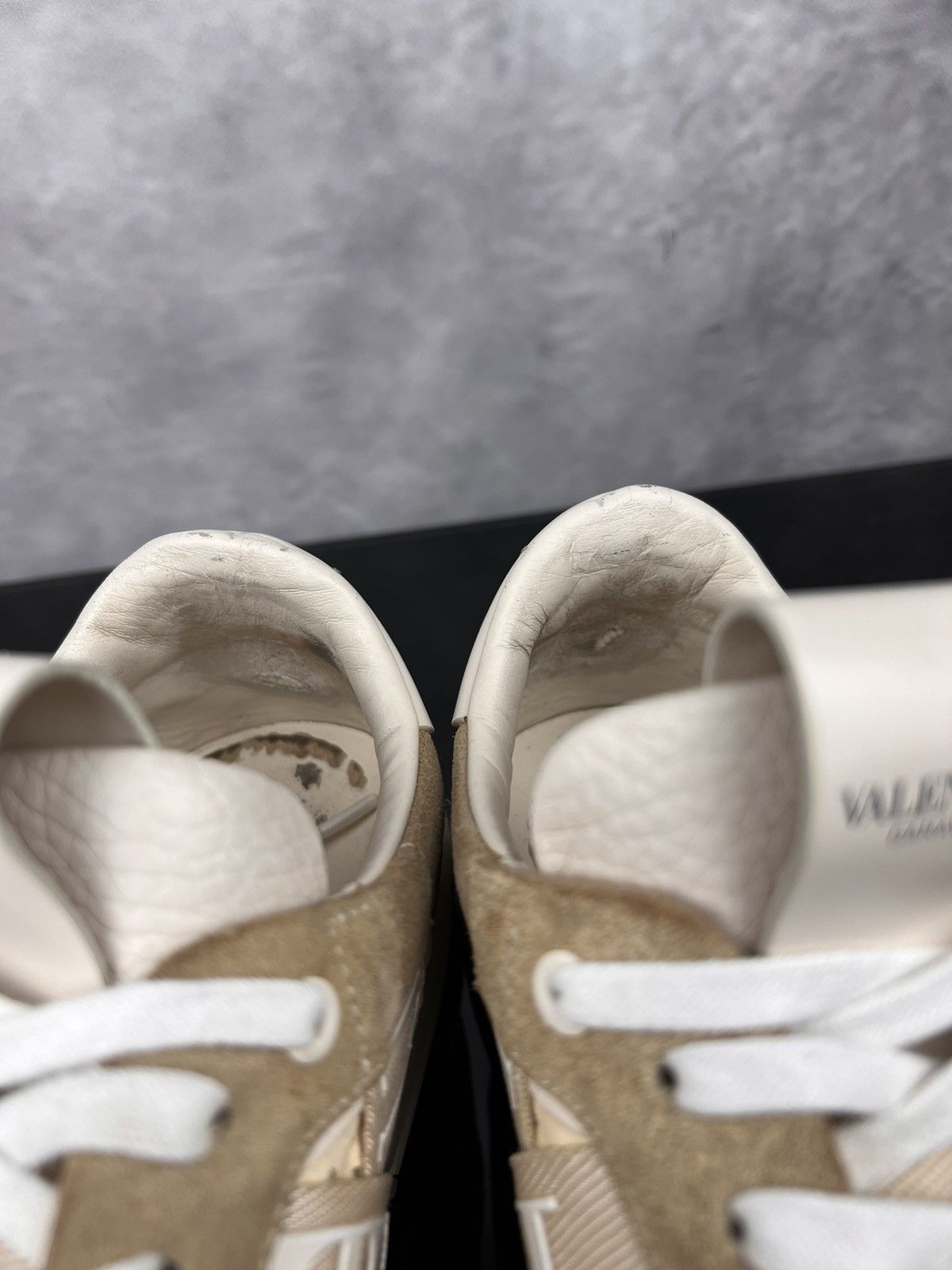 Valentino Valentino Garavani Leather Low-Top Sneakers Beige | Size 40 Size US 7 / EU 40 - 13 Thumbnail