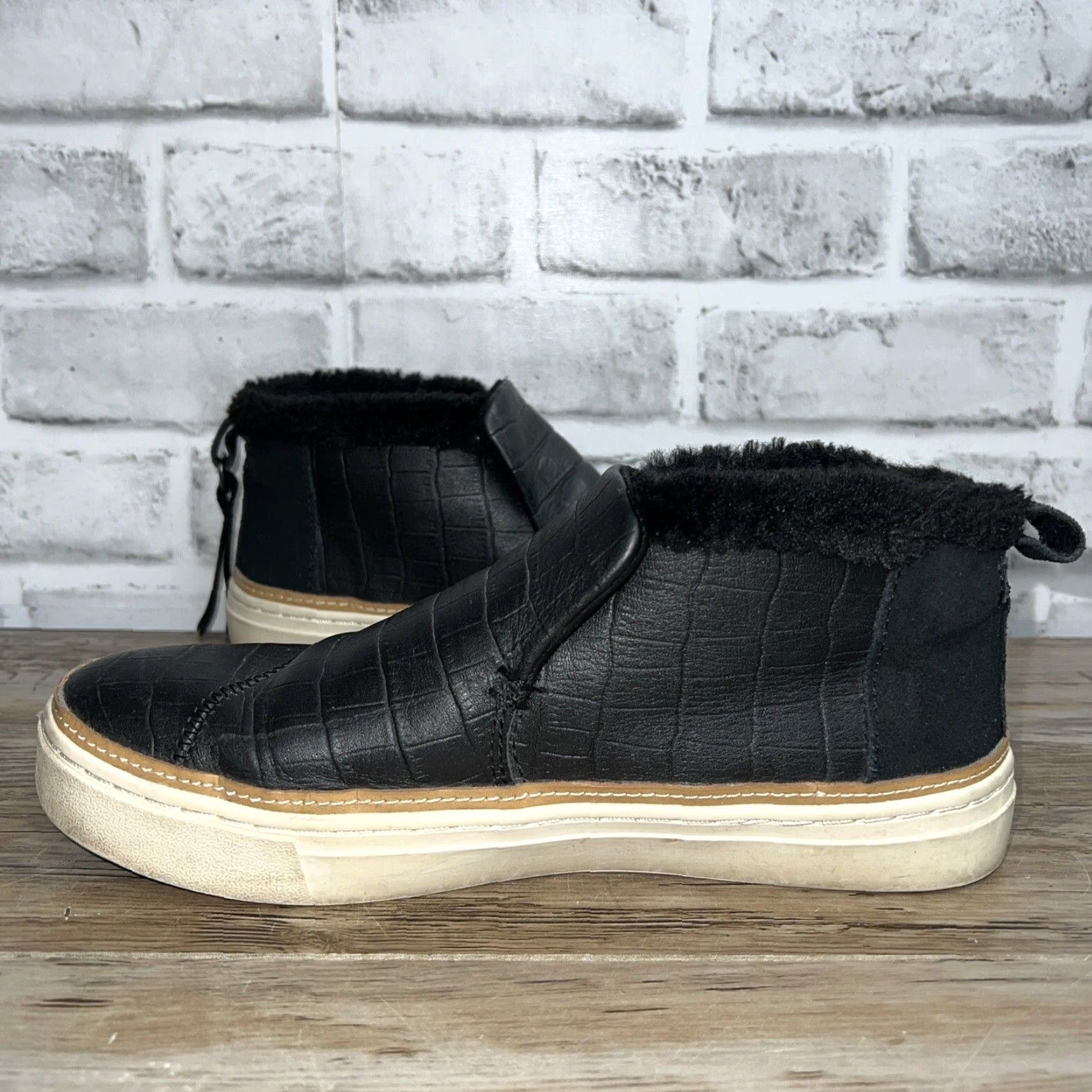 Toms VINTAGE TOMS Black Leather Slip On Shoes Women's 7.5 Fur Lined Flats Slip-On Womens Size M / US 6-8 / IT 42-44 - 3 Thumbnail