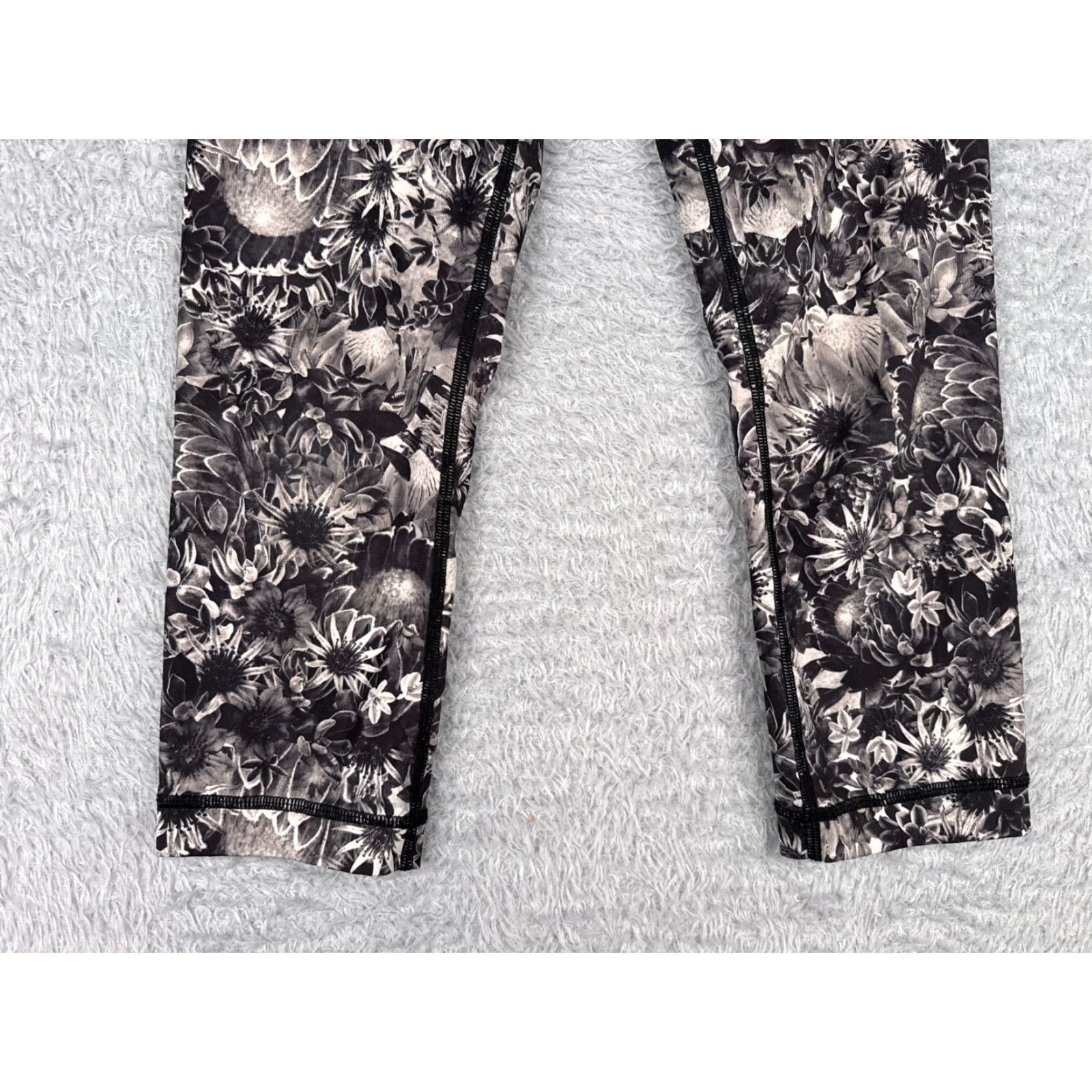 Lululemon Lululemon Wunder Under Crop Yoga Pants - Women - Size 4 - White/Black Floral - Cropped, Low Rise, 20" Inseam - Activewear Size 27" / US 4 / IT 40 - 3 Thumbnail