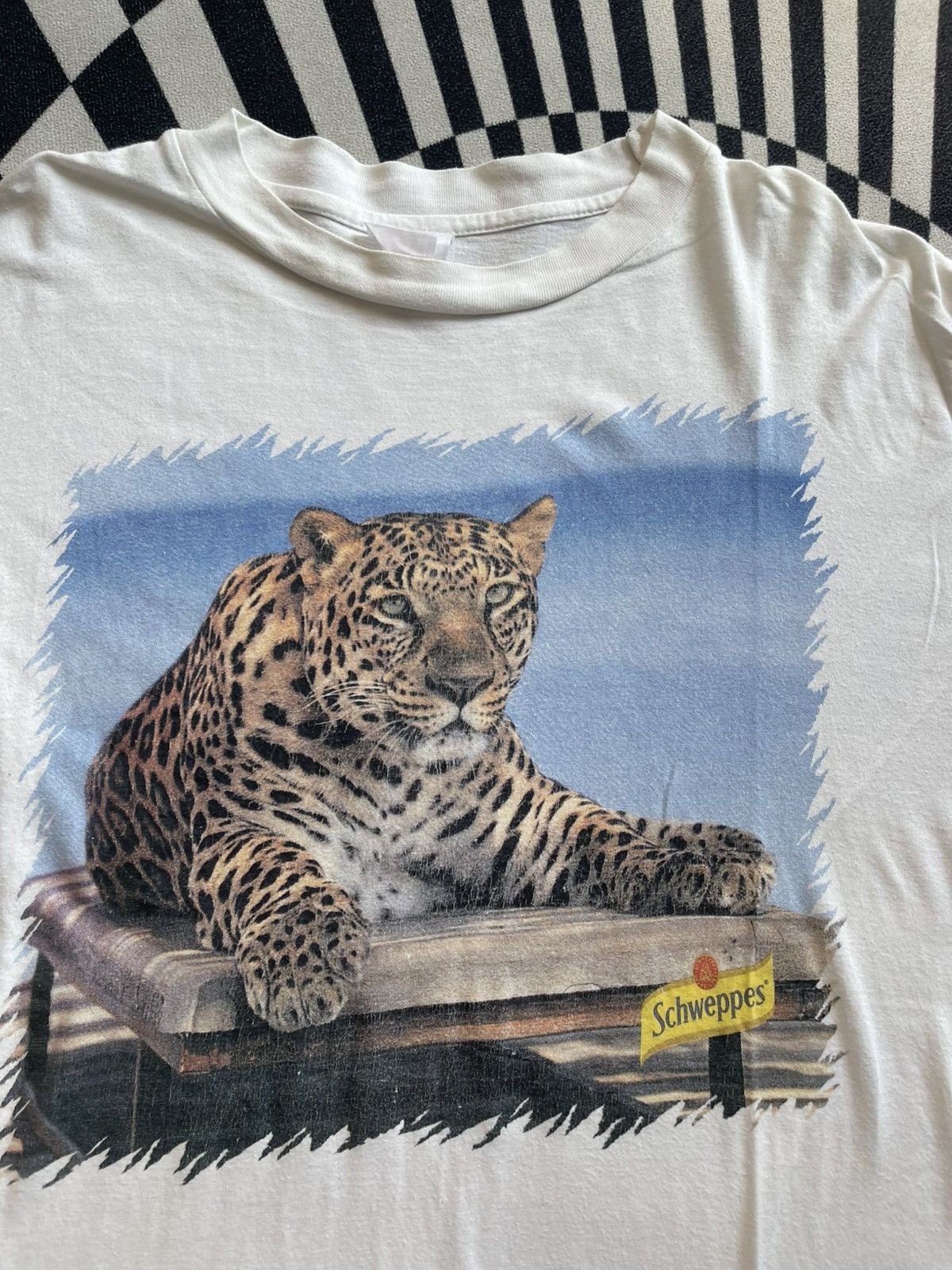 Vintage Vintage 90s Schweppes Leopard Wildlife Promo T-Shirt Size US XL / EU 56 / 4 - 3 Thumbnail