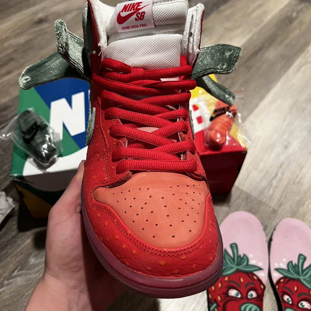 Nike Nike Sb Dunk High Strawberry Cough Size US 10.5 / EU 43-44 - 2 Thumbnail
