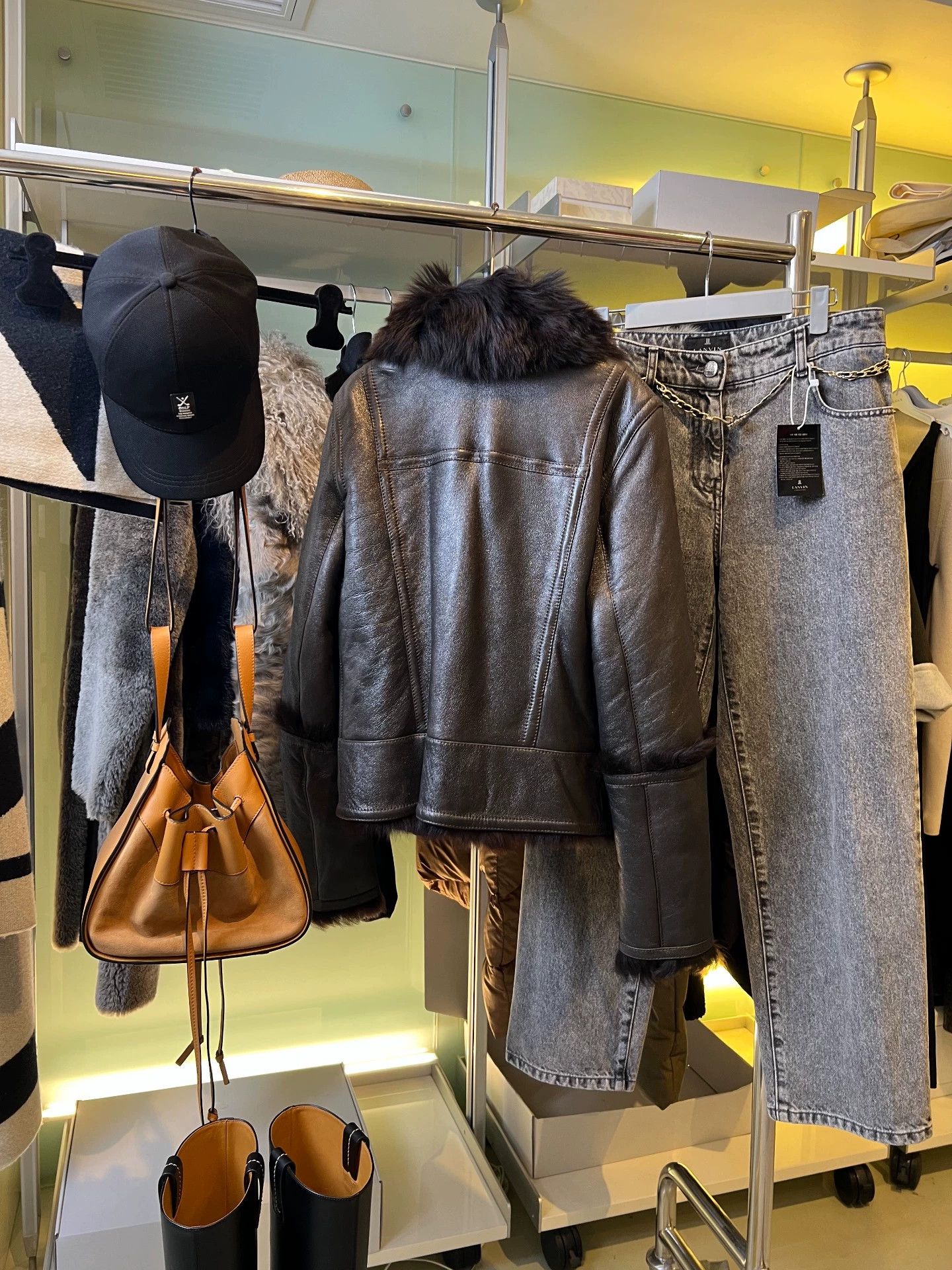 Louis Vuitton LV Reversible Deep Chestnut Brown Fur 40 Milan Size M / US 6-8 / IT 42-44 - 6 Thumbnail