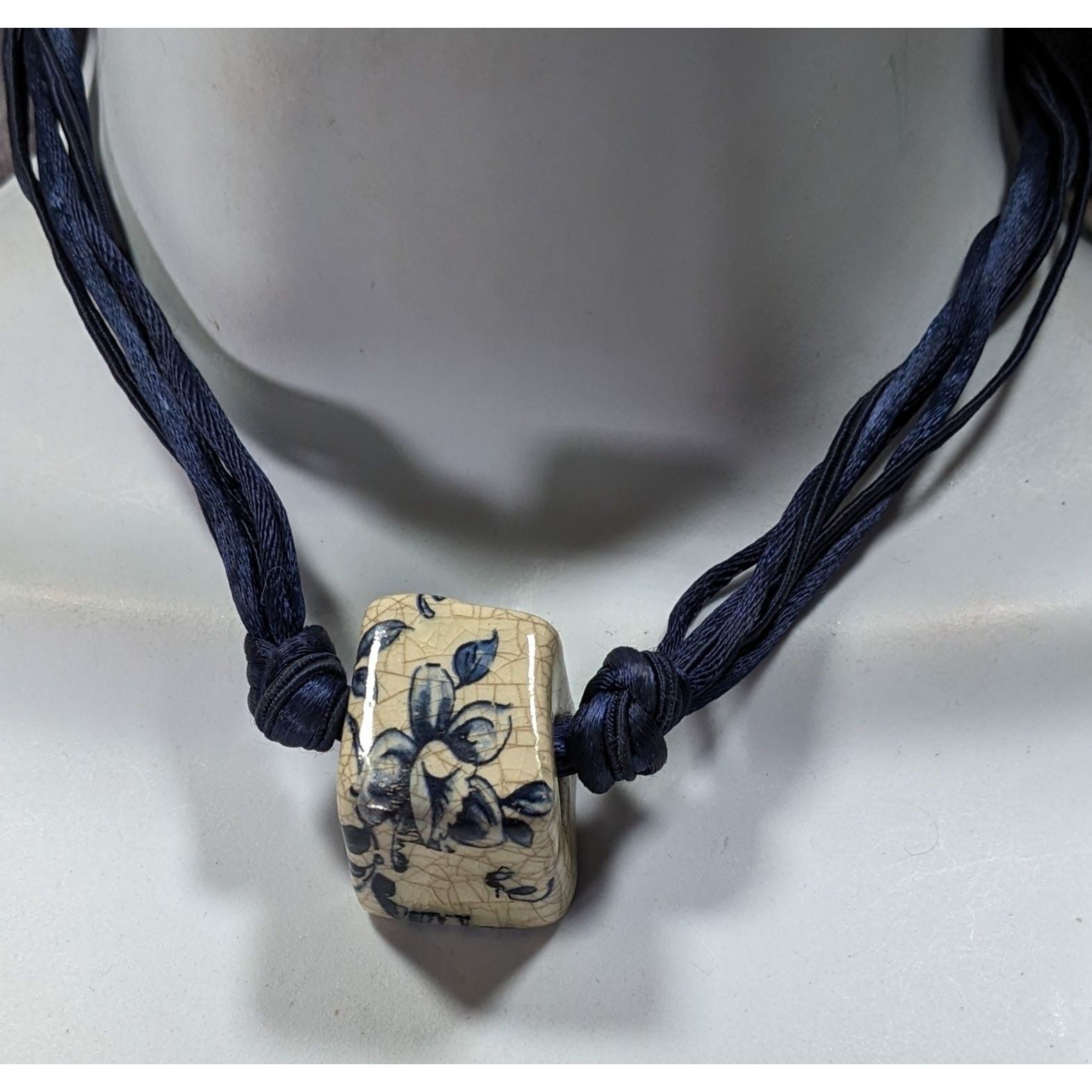 Other Vintage Handcrafted Ceramic Floral Distressed Pendant Neckla Size ONE SIZE - 5 Thumbnail