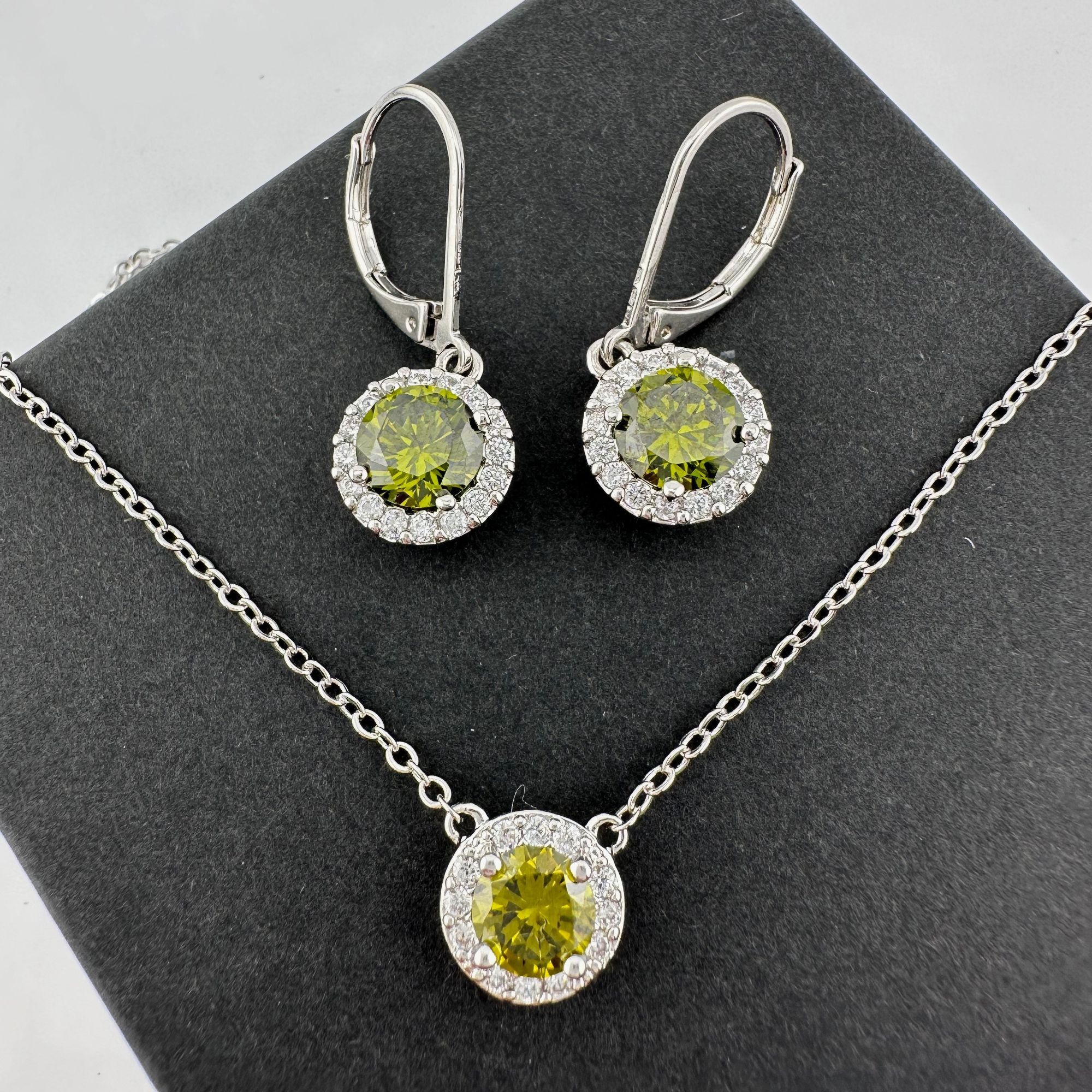 Other Beautiful Green Peridot & White Topaz Round Halo Necklace an Size ONE SIZE - 22 Thumbnail
