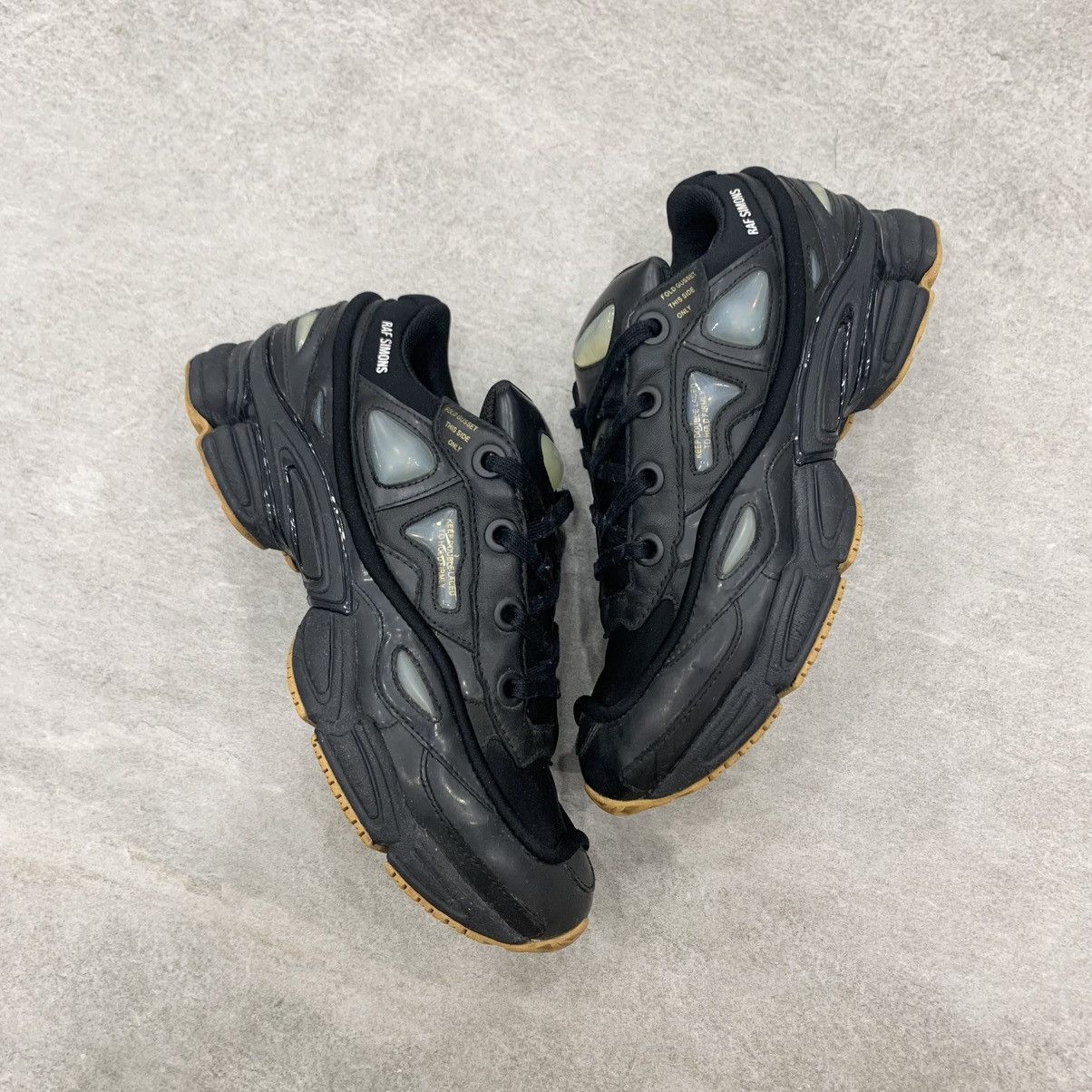 adidas × RAF SIMONS ozweego ブラック アディダス バイ ラフ シモンズのタッグよりブラックカラーの