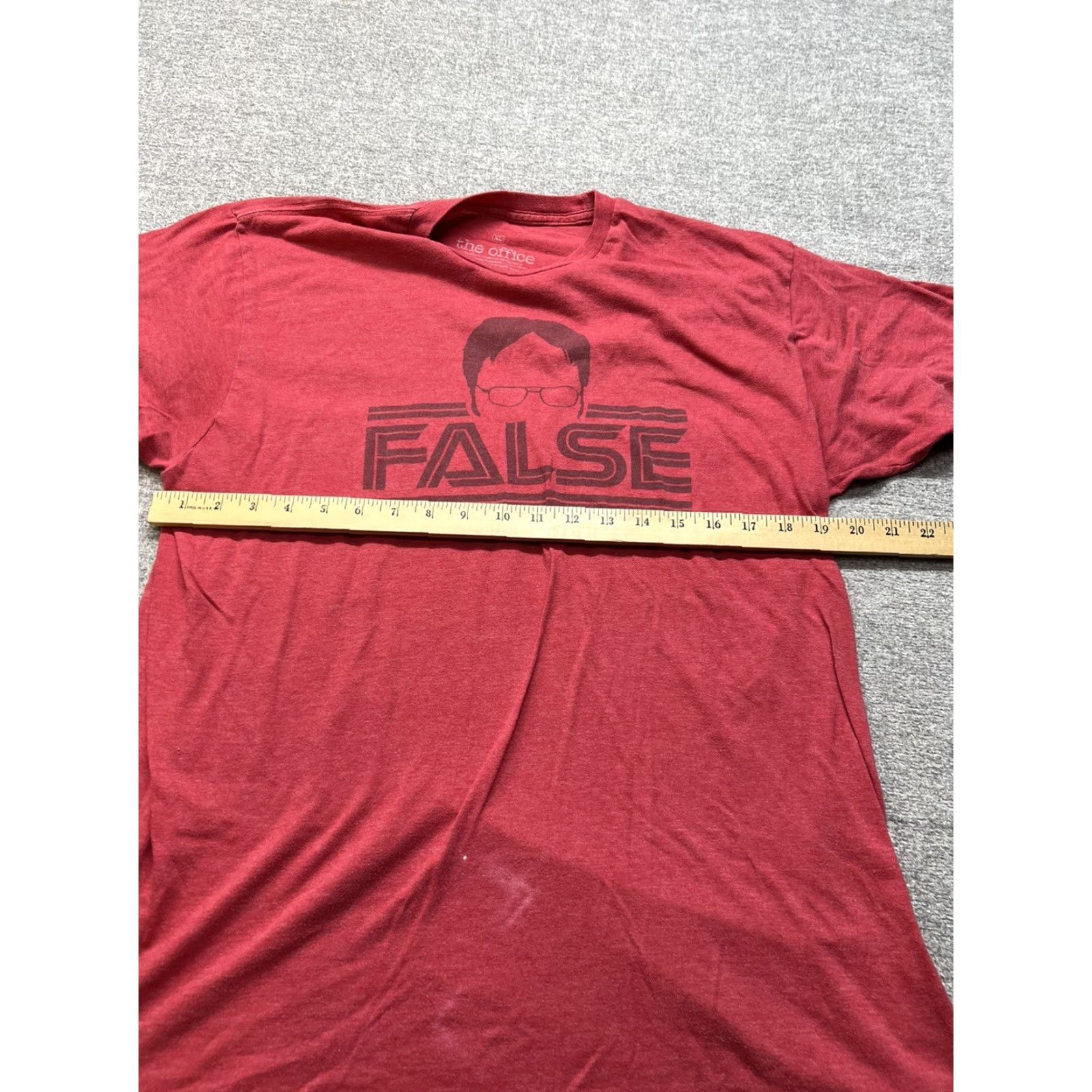 Gildan THE OFFICE Dwight Schrute FALSE T-Shirt MENS XL Red Short Sleeve Crew Neck Graphic Tee Shirt Size US XL / EU 56 / 4 - 7 Thumbnail