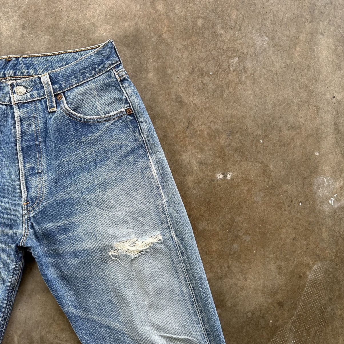 Levi's Vintage Levi’s 501 Distressed Denim Faded Jean Pant W28 Size US 28 / EU 44 - 5 Thumbnail